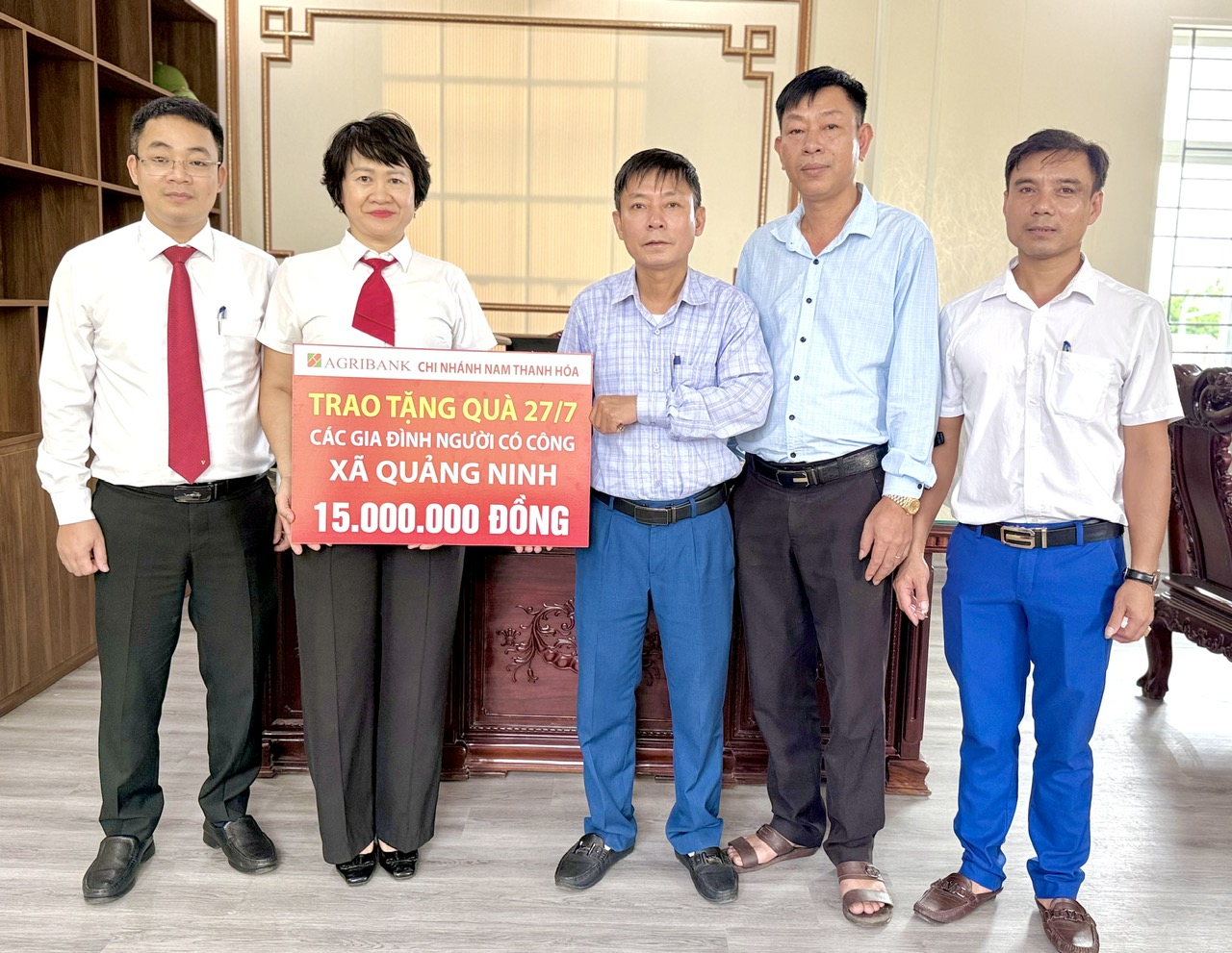 Xã Quảng Ninh thăm, tặng quà các gia đình chính sách, thương bệnh binh, thân nhân Liệt sỹ nhân dịp 27/7