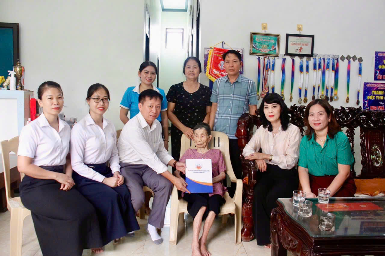 Quỹ TYM chi nhánh Thanh hóa thăm, tặng quà Mẹ VNAH tại xã Quảng Ninh
