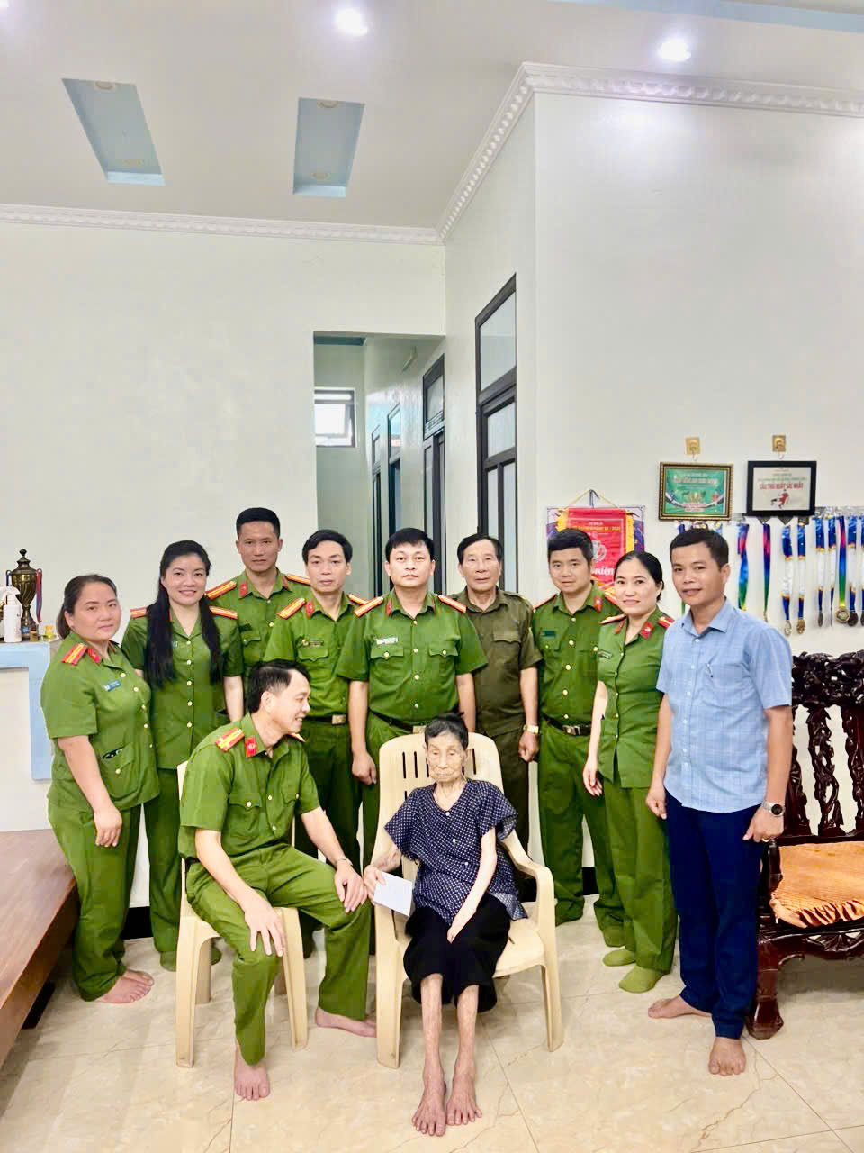 Công an xã Quảng Ninh thăm, tặng quà Mẹ Việt Nam Anh hùng