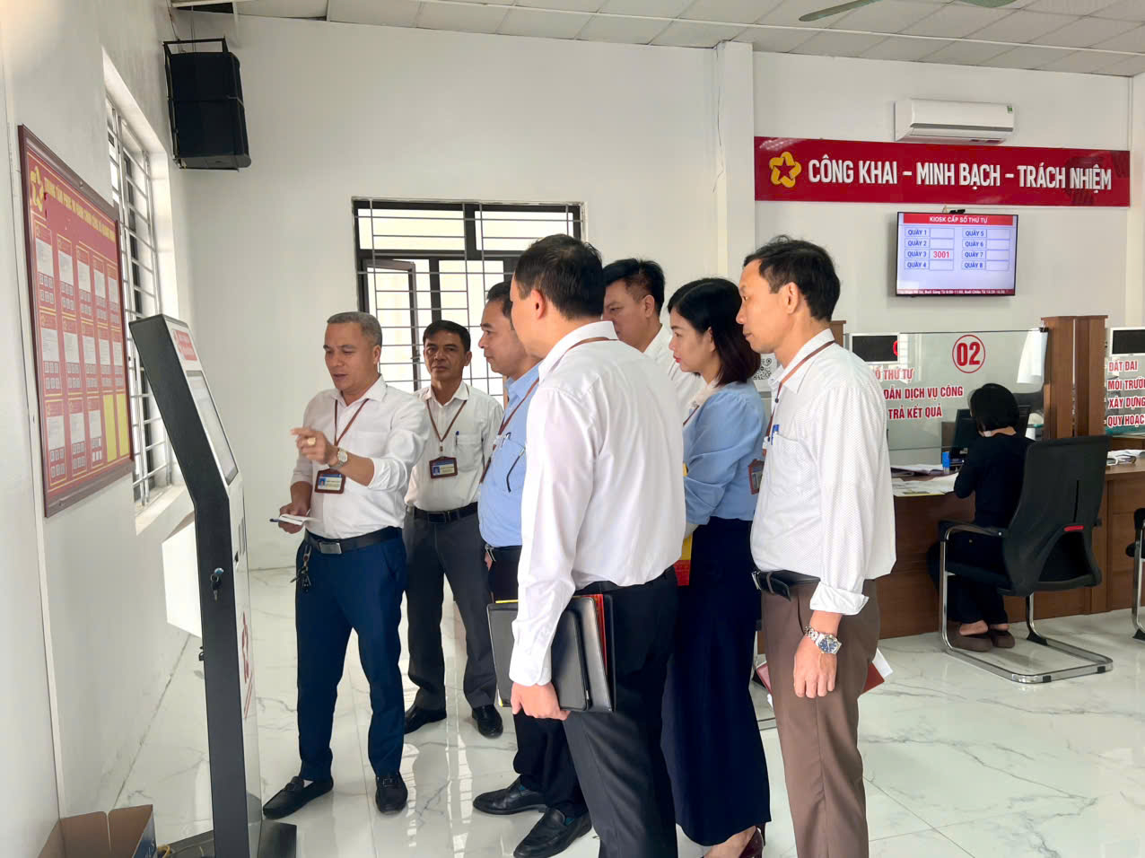 Thường trực HĐND xã giám sát đối với UBND trong công tác lãnh đạo, chỉ đạo các phòng chuyên môn và Trung tâm PVHCC thực hiện công tác chuyển đổi số năm 2025