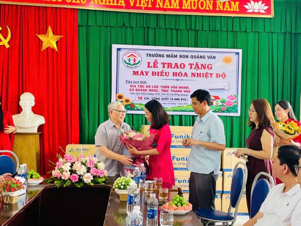 C:\Users\Admin\Desktop\Ảnh các loại\Co tu tang hoa bac Đinh.jpg