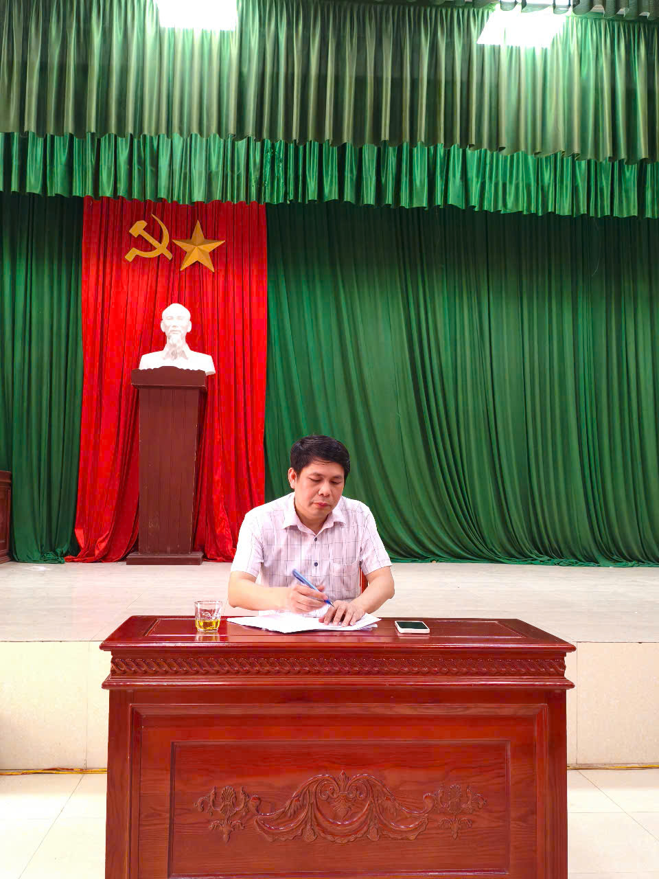D:\Hiếu 2025\Hội Nghị\z6794334872027_e6b39726587a85afdfaf4f3eae97ce57.jpg