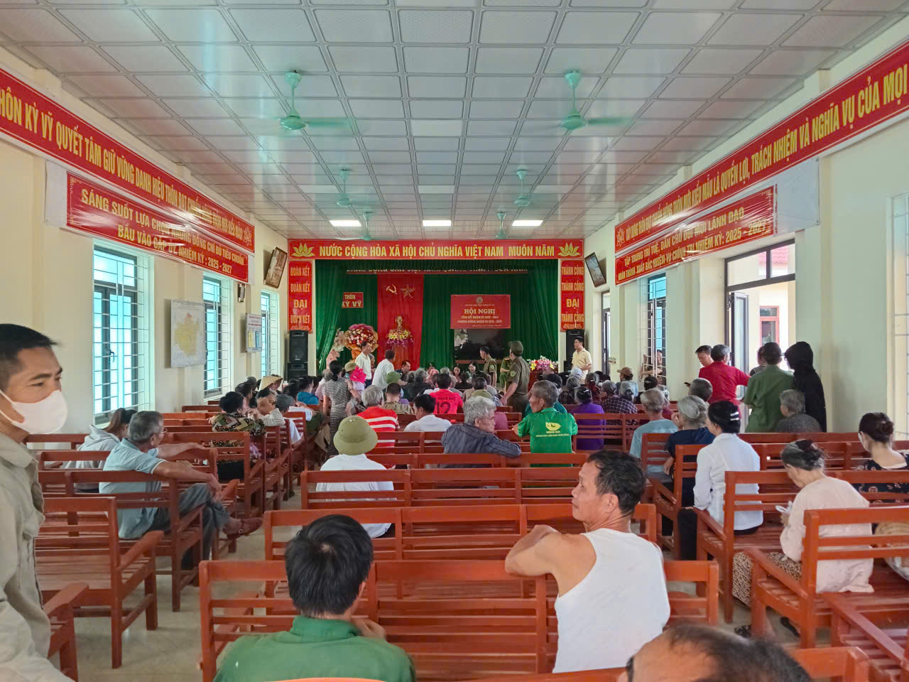 D:\Tuyên truyền\Ảnh\Cấp tiền\c7d89366d961523f0b7032.jpg
