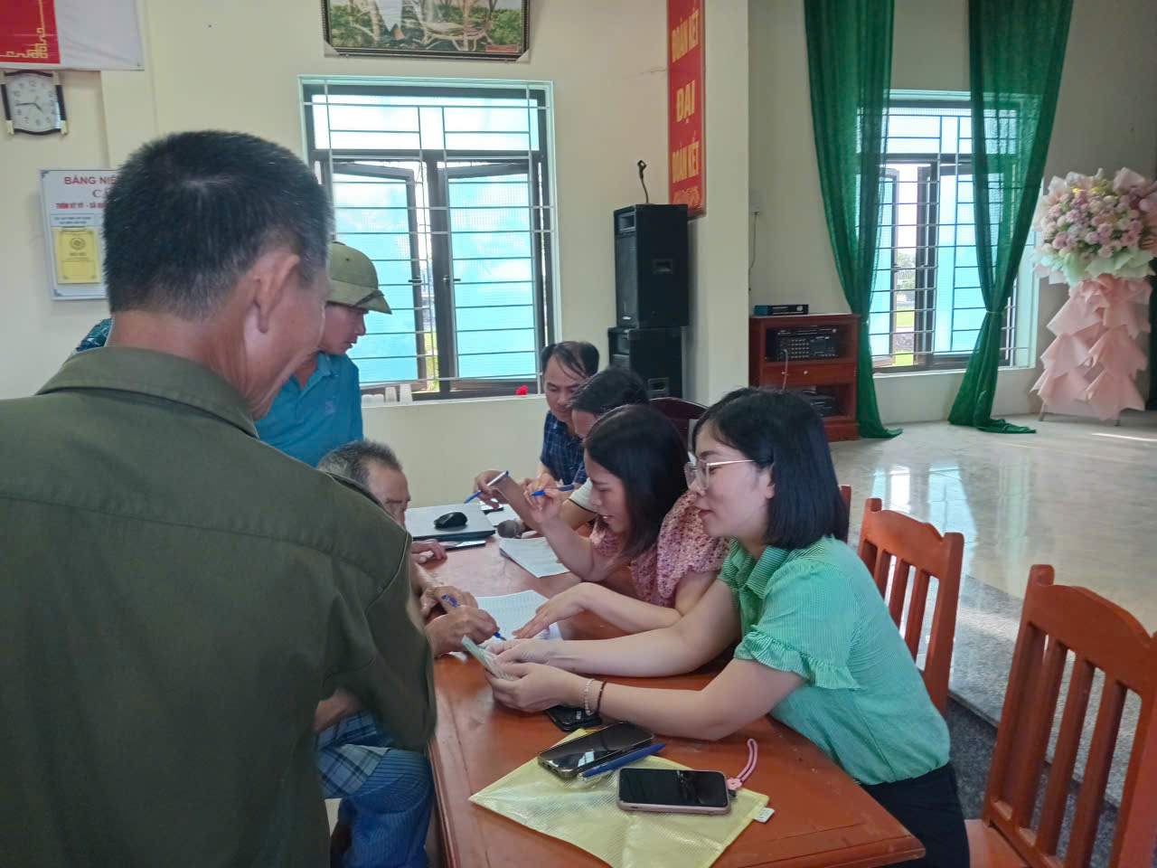 D:\Tuyên truyền\Ảnh\Cấp tiền\34fdd6929b9510cb498431.jpg