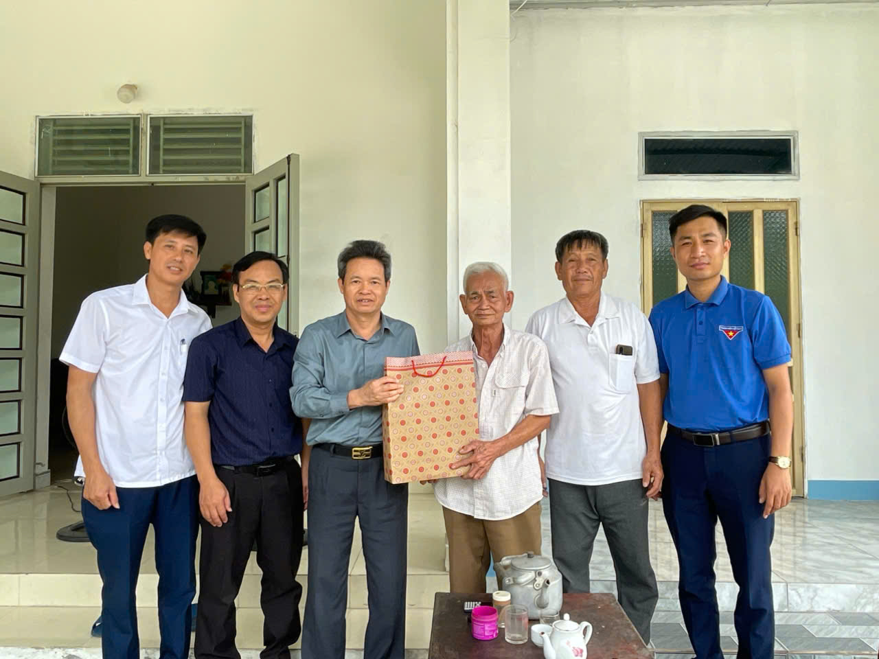 Bí thư Đảng ủy Nguyễn Huy Nam thăm, tặng quà gia đình chính sách trên địa bàn xã Quảng Yên