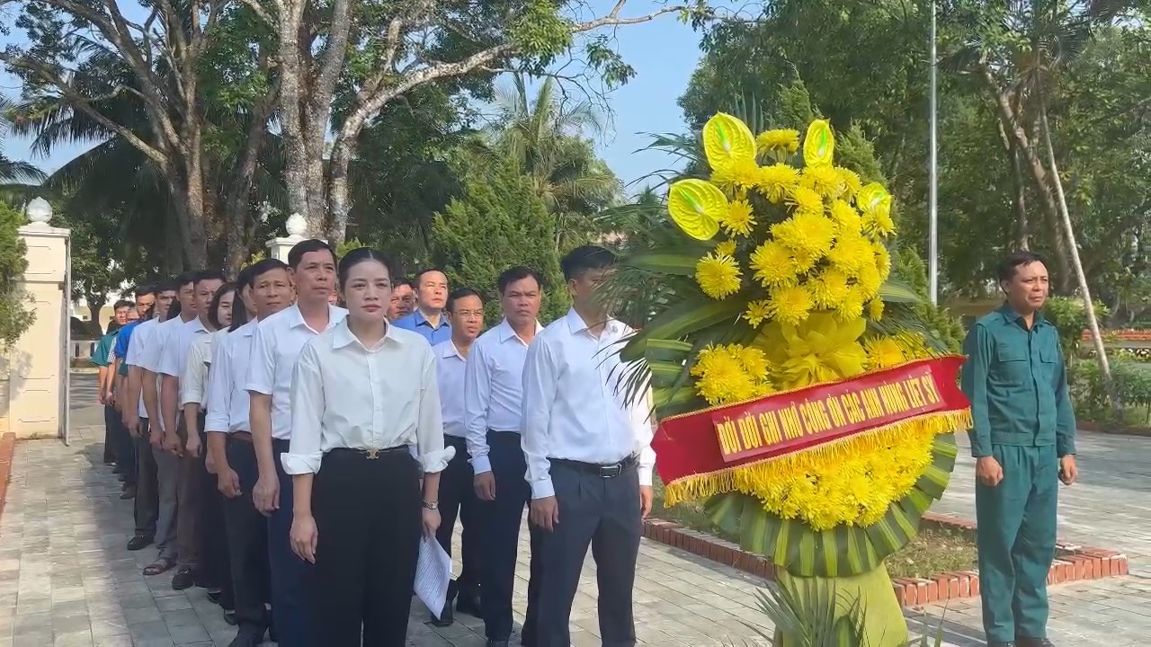 Dâng hương tại các Đài tưởng niệm Anh hùng liệt sĩ trước thềm Đại hội Đại biểu Đảng bộ xã lần thứ I, nhiệm kỳ 2025 -2030