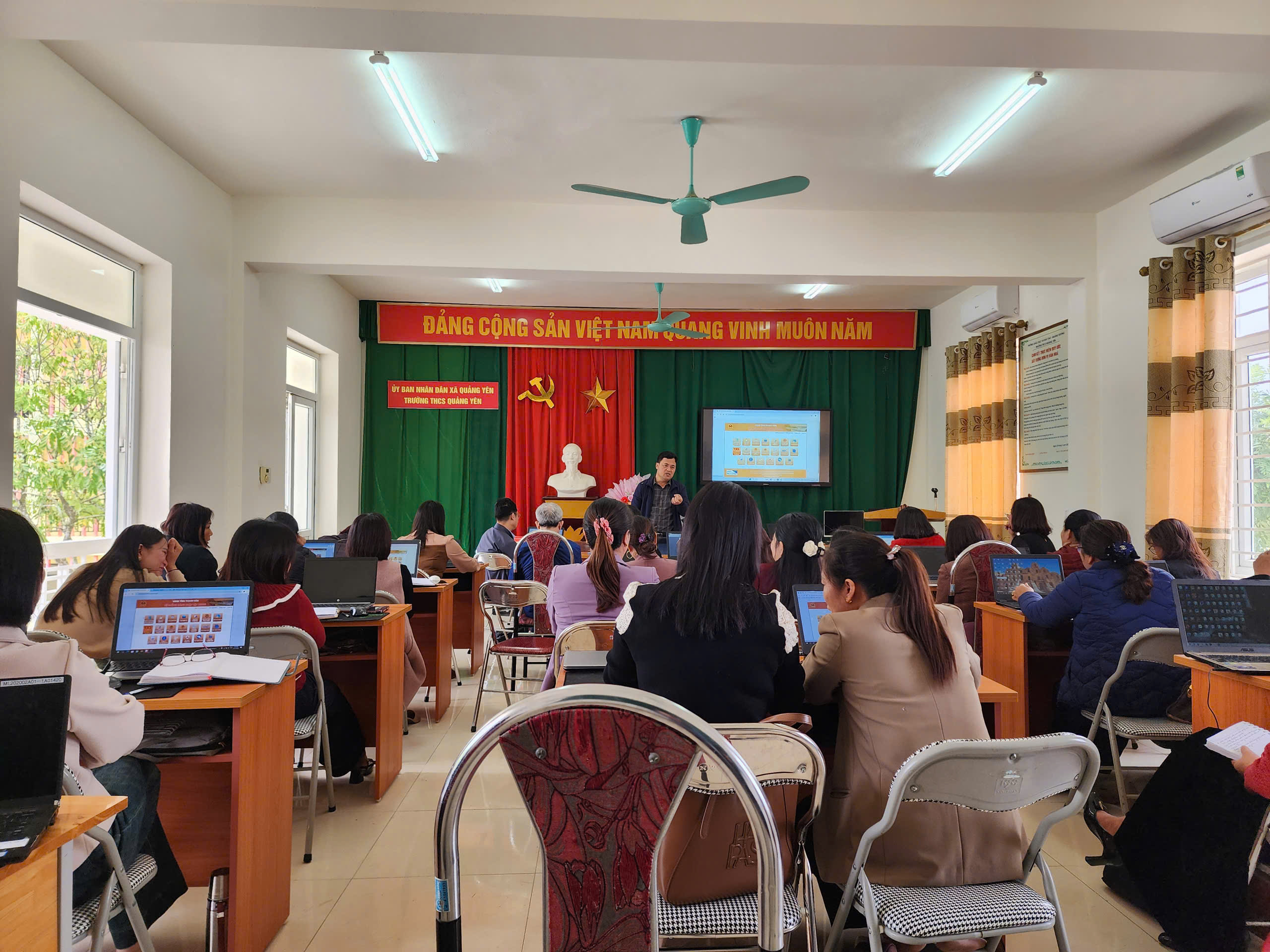 Tập huấn sử dụng chữ ký số cá nhân cho cán bộ quản lý trường học trên địa bàn xã Quảng Yên