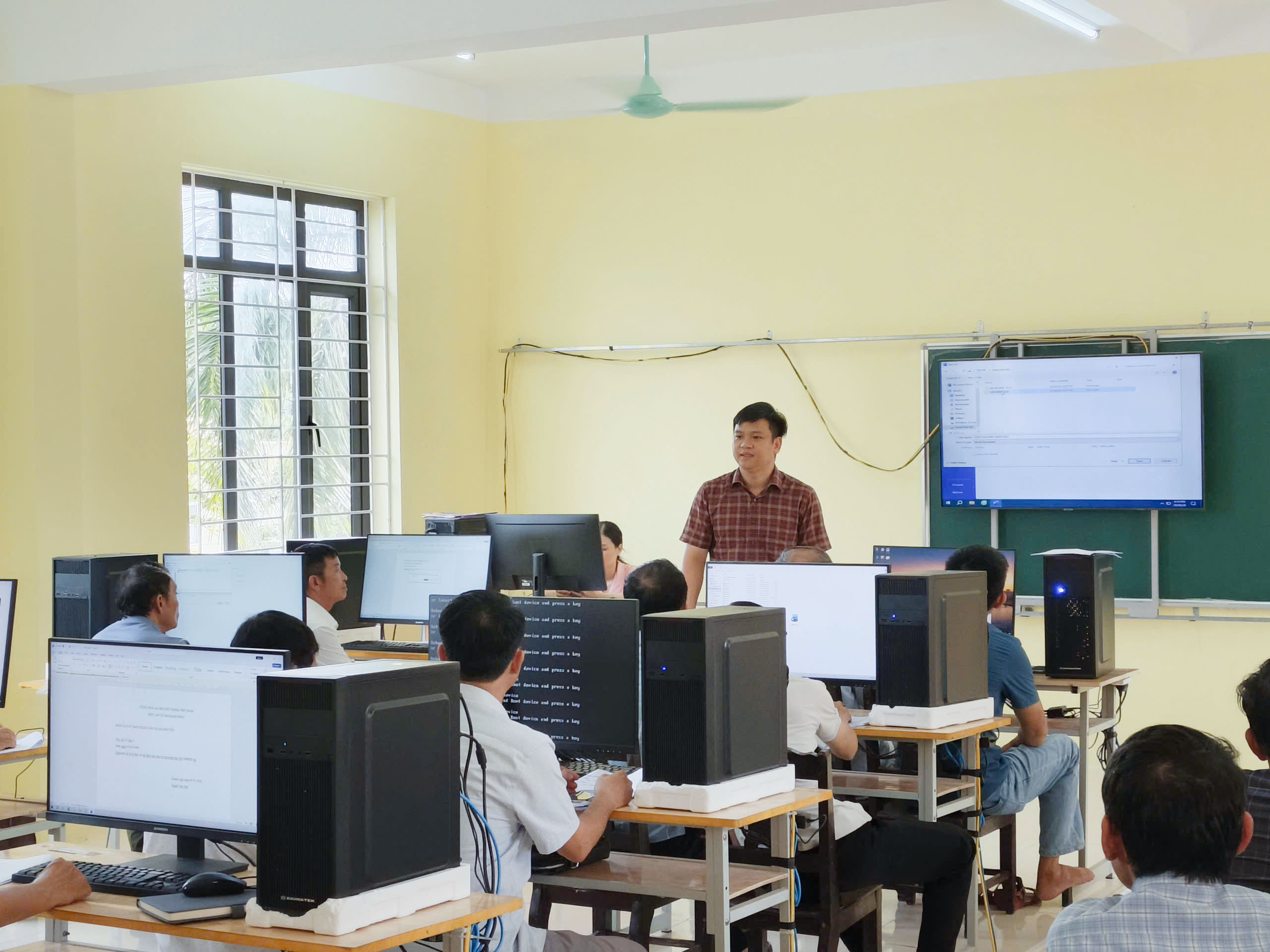 Xã Quảng Yên tổ chức tập huấn kỹ năng tin học văn phòng, ứng dụng công nghệ số cho cán bộ thôn