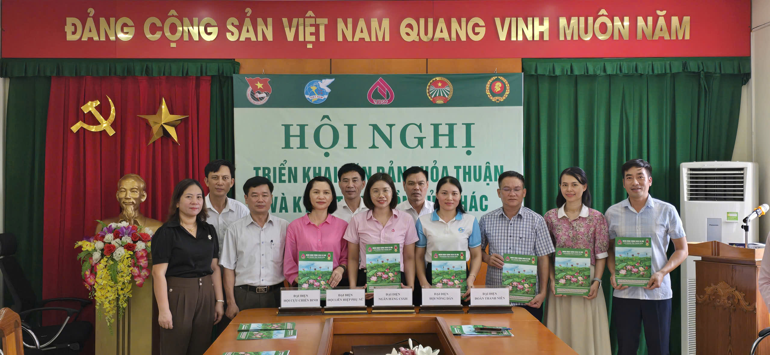Lễ ký kết hợp đồng ủy thác giữa Phòng giao dịch Ngân hàng Chính sách xã hội Quảng Xương với các tổ chức chính trị - xã hội 