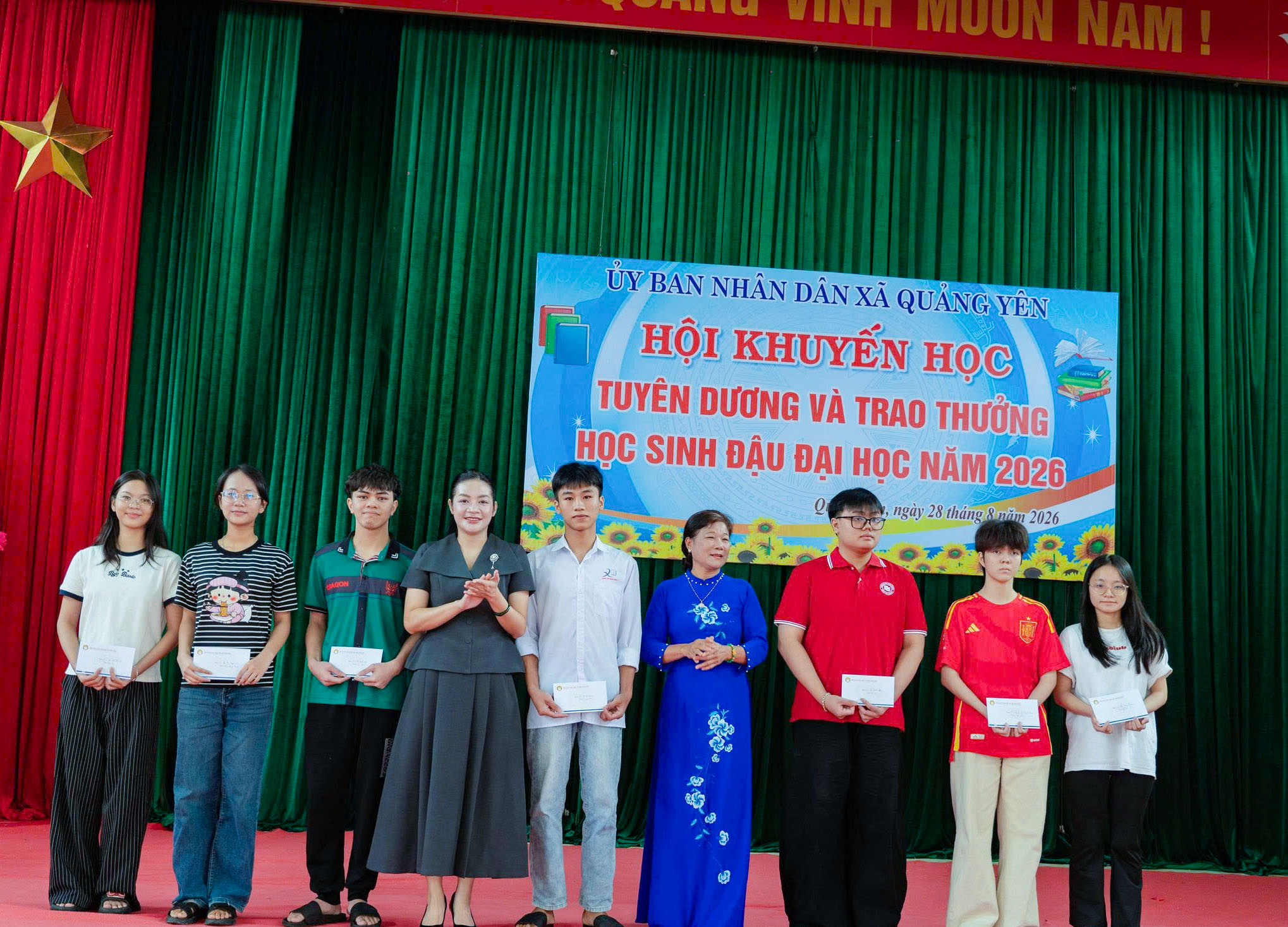 Hội Khuyến học xã Quảng Yên trao thưởng cho học sinh đậu đại học năm học 2026–2027