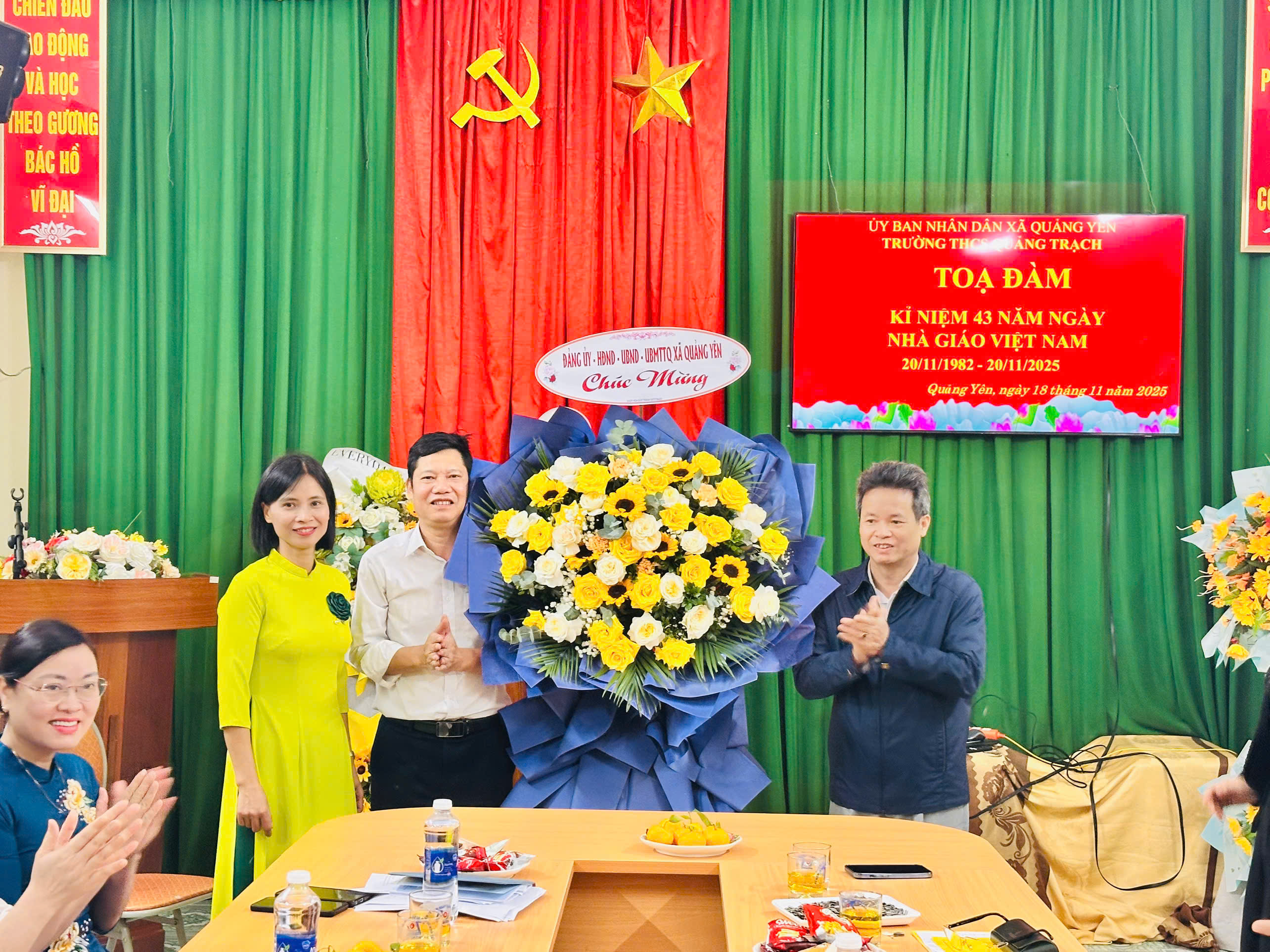 Đồng chí Nguyễn Huy Nam, Bí thư Đảng ủy, Chủ tịch HĐND xã Quảng Yên thăm, chúc mừng Ngày Nhà giáo Việt Nam tại Trường THCS Quảng Trạch