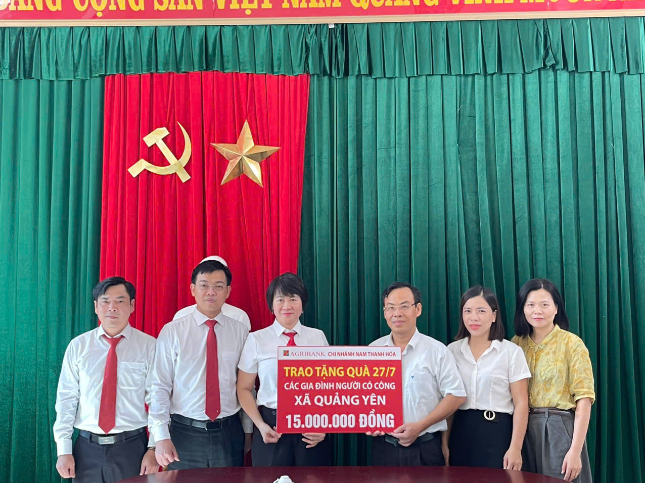 Ngân hành Agribank Chi nhánh Nam Thanh Hoá thăm tặng quà gia đình chính sách xã Quảng Yên, tỉnh Thanh Hóa