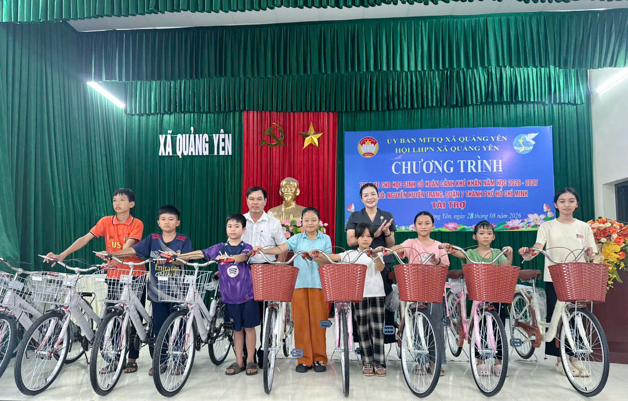 Trao 22 xe đạp cho học sinh tiểu học có hoàn cảnh đặc biệt khó khăn trên địa bàn xã Quảng Yên