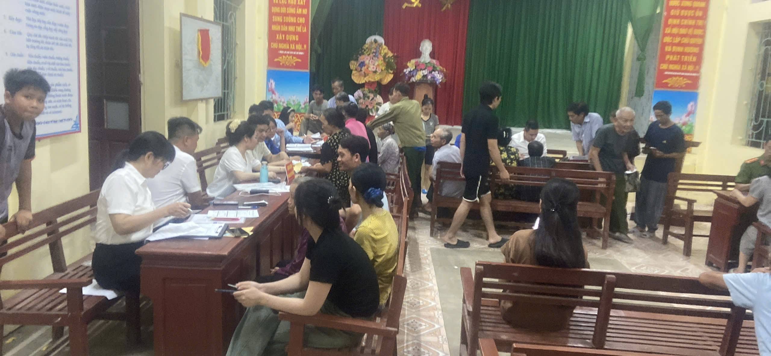 Xã Quảng Yên ra quân hỗ trợ cài đặt tài khoản ngân hàng phục vụ chi trả an sinh xã hội không dùng tiền mặt