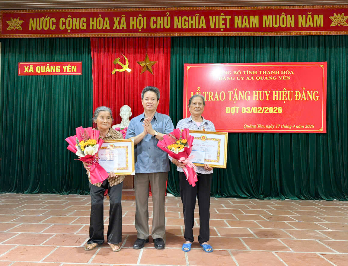 Đảng ủy xã Quảng Yên trao tặng Huy hiệu Đảng đợt 03/02/2026 