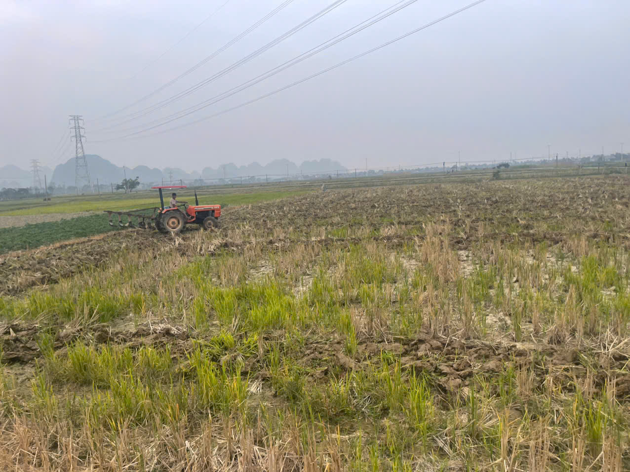 Xã Quảng Yên đẩy nhanh tiến độ cày ải phơi đất, phục vụ sản xuất vụ chiêm xuân năm 2025 - 2026