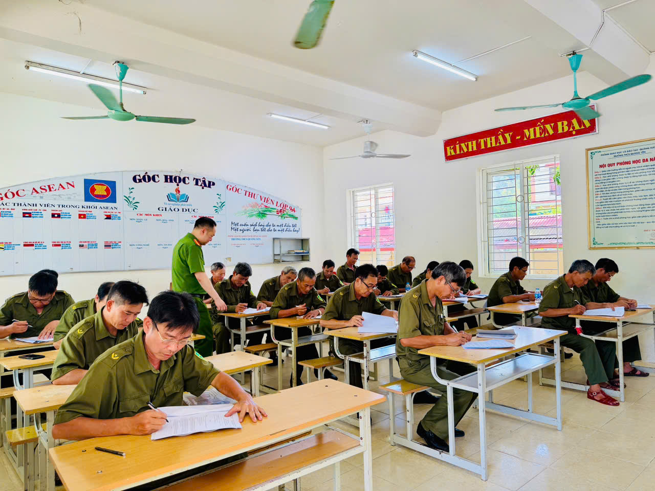 Anh-tin-bai