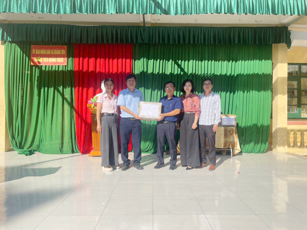 Trung tâm Cung ứng dịch vụ công xã Quảng Yên tổ chức chương trình trao tặng sách cho Trường THCS Quảng Trạch