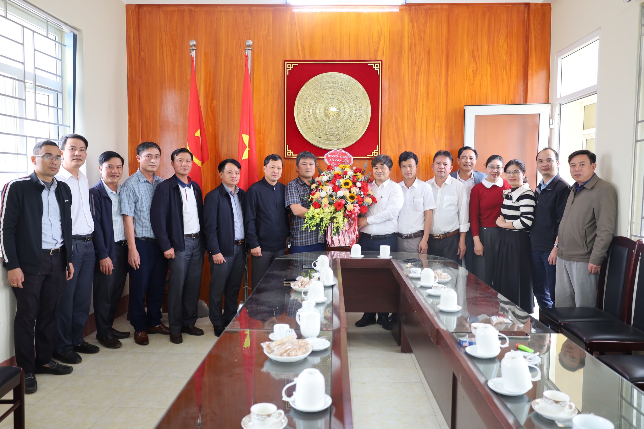 Các tổ chức chính trị - xã hội đã đến chúc mừng cơ quan Đảng ủy xã Vạn Lộc nhân kỷ niệm 96 năm ngày thành lập Đảng Cộng sản Việt Nam (3/2/1930-3/2/2026).