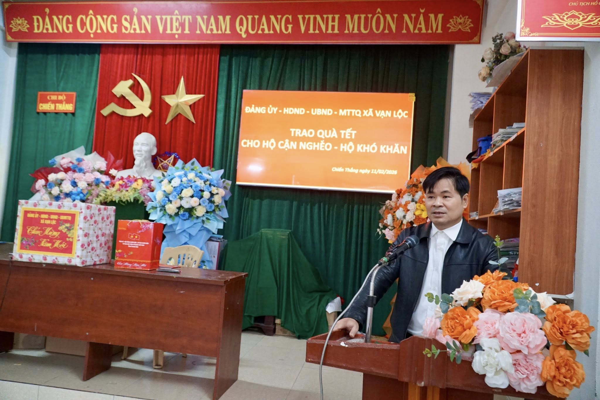 Lãnh đạo xã Vạn Lộc thăm, tặng quà tết các hộ gia đình chính sách nhân dịp Tết nguyên đán Bính Ngọ năm 2026 tại các thôn trên địa bàn xã Ngư Lộc cũ. 