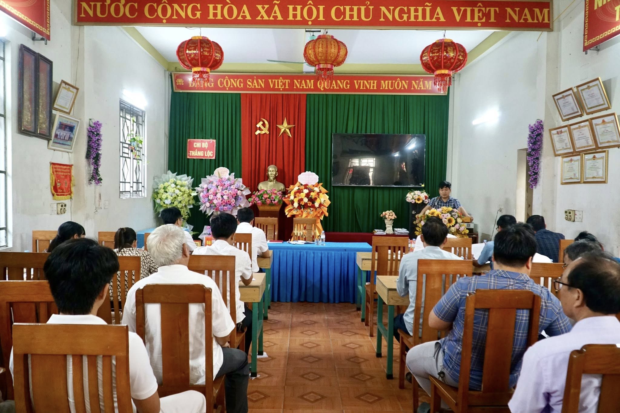 Đồng chí Trương Văn Thuấn – Bí thư Đảng ủy- Chủ tịch hội đồng nhân dân xã làm việc với Chi bộ các thôn: Bắc Thọ, Thắng Lộc, Thắng Phúc, Thành Lập về thực hiện nhiệm vụ quý I và triển khai nhiệm vụ quý II năm 2026
