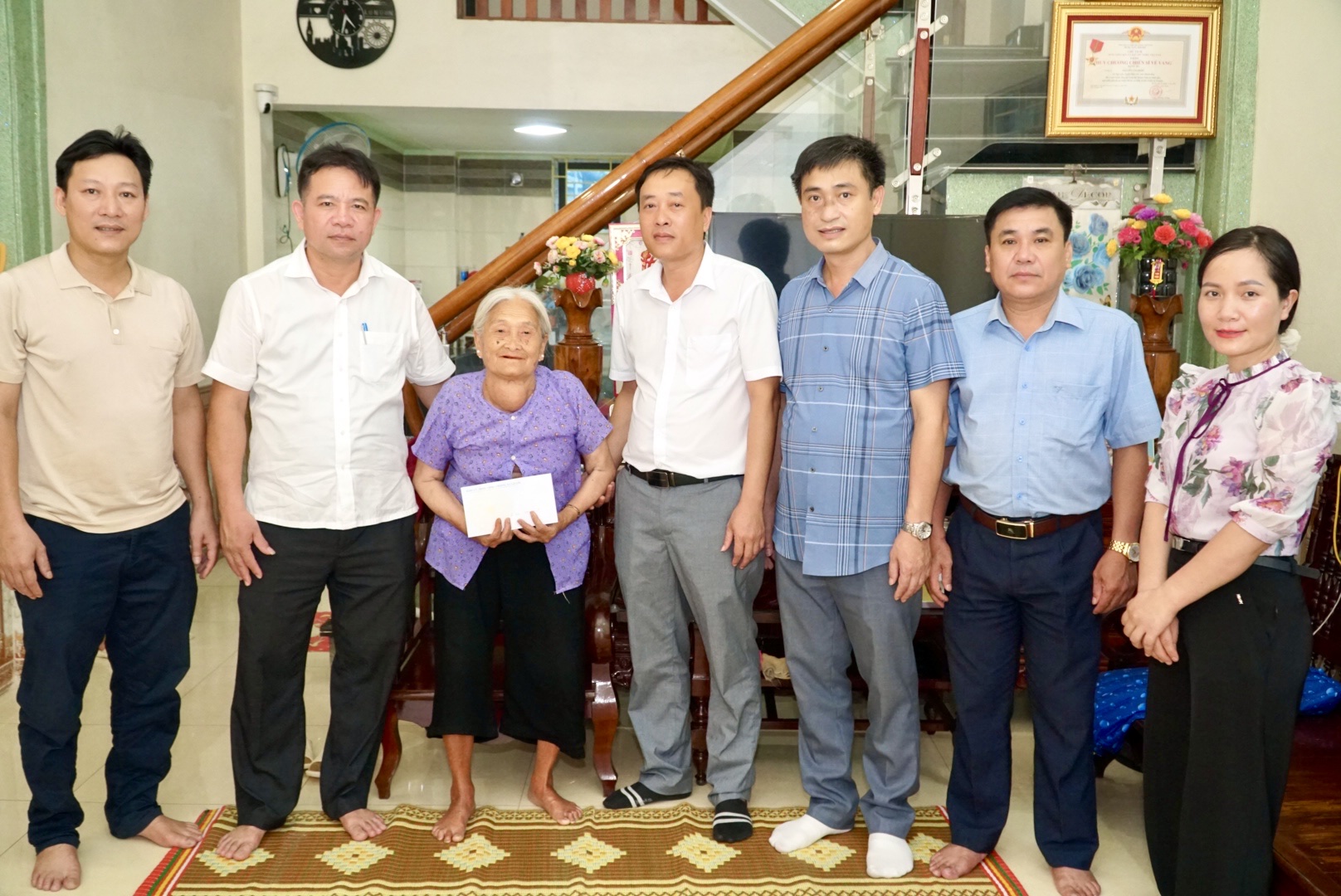 Các đồng chí lãnh đạo xã thăm, tặng quà người có công với cách mạng và các gia đình chính sách Nhân Kỷ niệm 78 năm ngày Thương binh - Liệt sỹ (27/7/1947-27/7/2025)