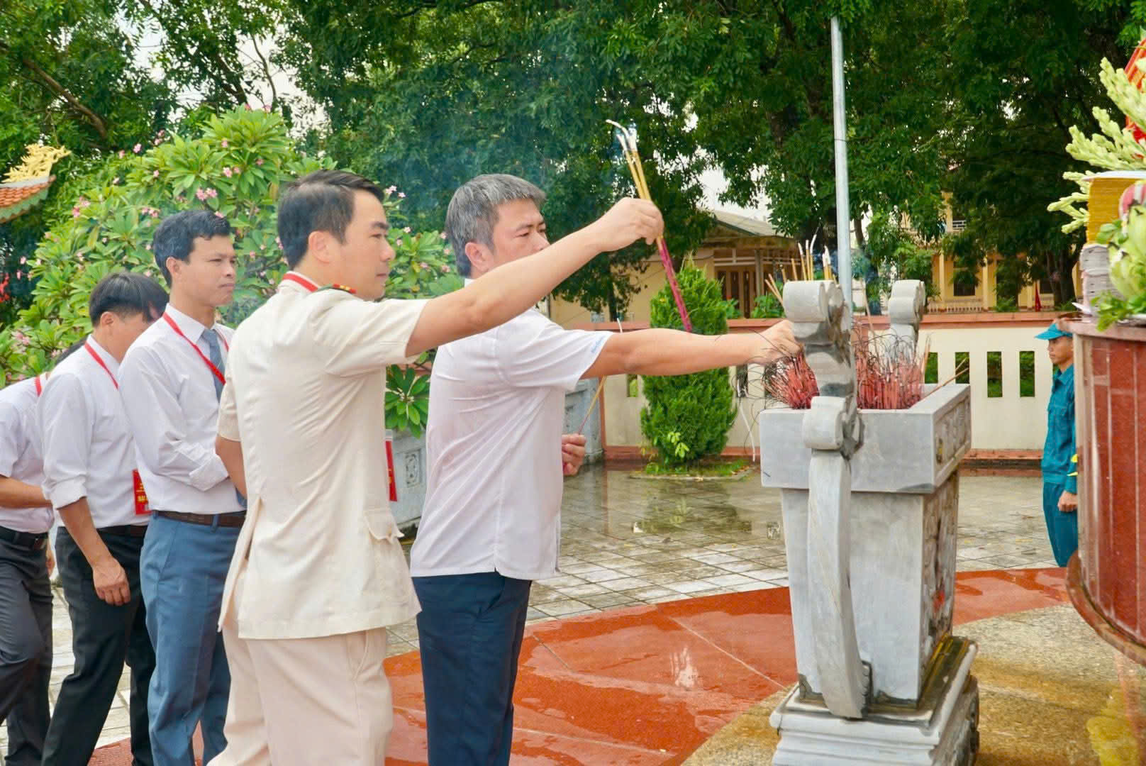 Anh-tin-bai