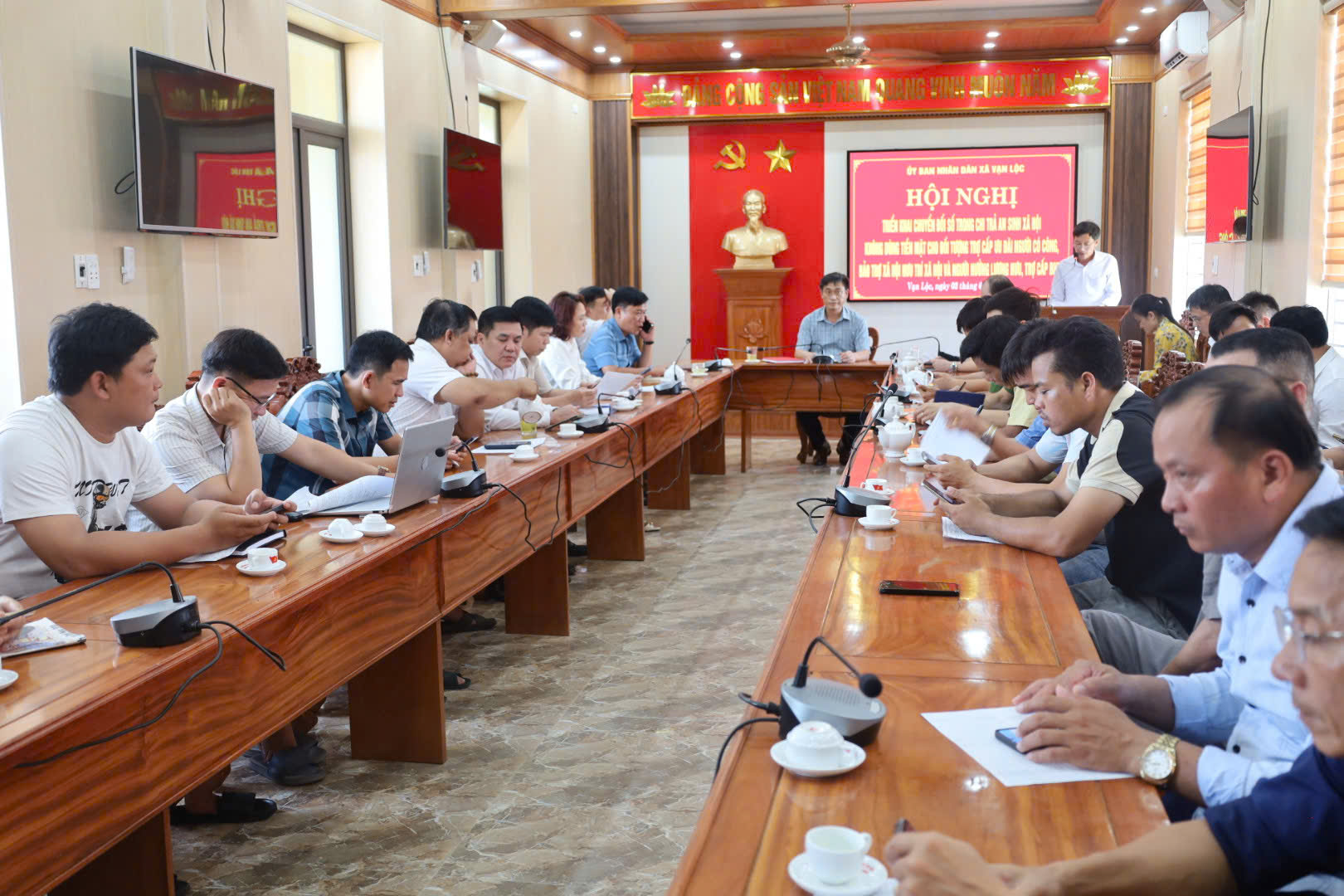 Vạn Lộc tổ chức hội nghị triển khai chuyển đổi số trong chi trả an sinh xã hội không dùng tiền mặt trên địa bàn