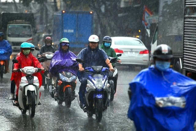 Cảnh báo nguy hiểm khi tham gia giao thông thời điểm có mưa giông