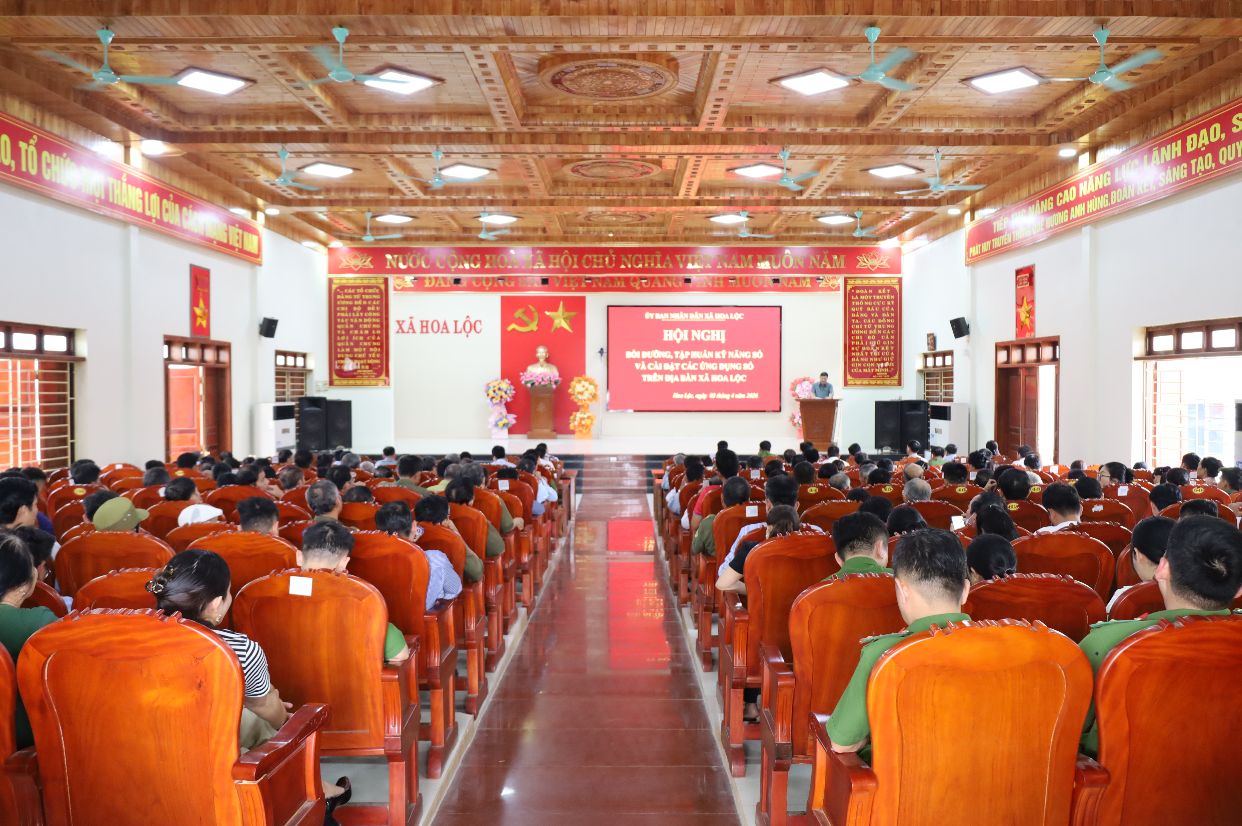 Hoa Lộc tăng cường bồi dưỡng, tập huấn kỹ năng số và cài đặt các ứng dụng số cho cán bộ, công chức, viên chức và người dân trên địa bàn xã