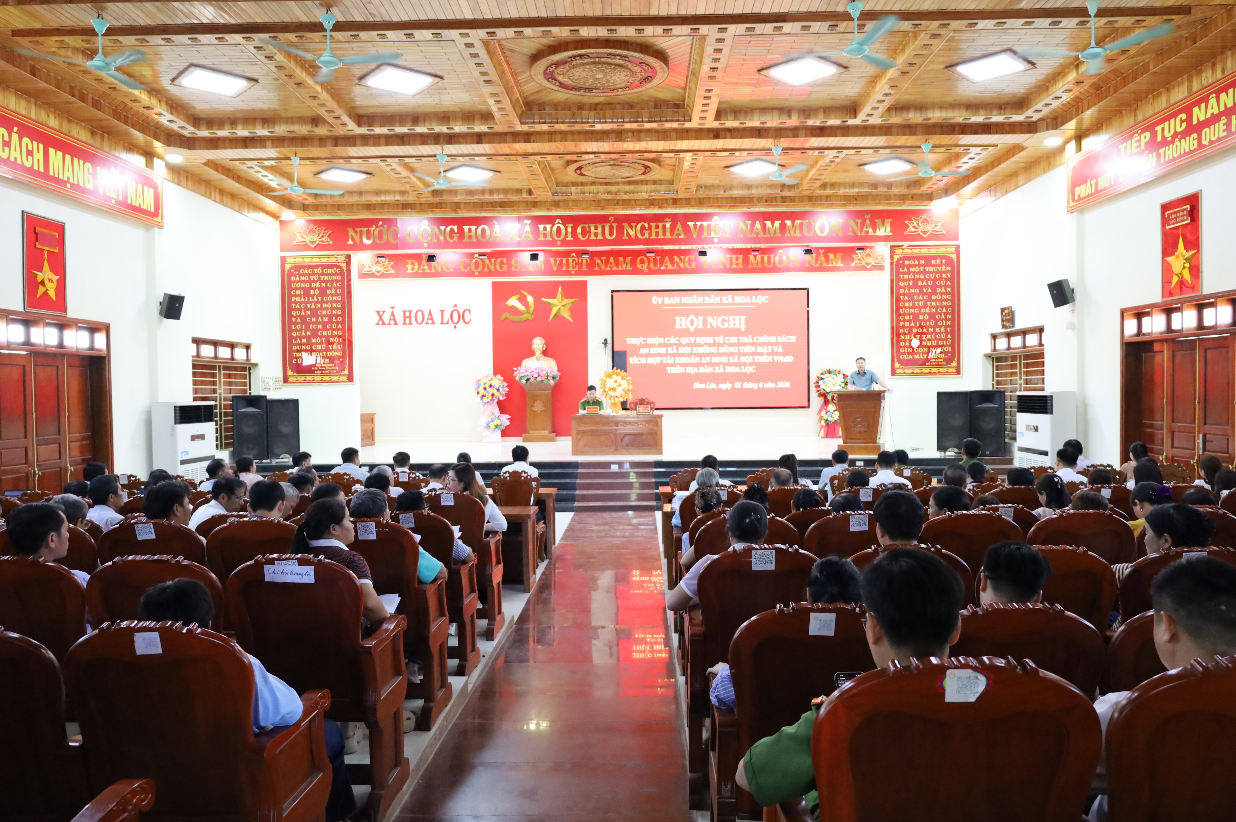Hoa Lộc triển khai thực hiện các quy định về chi trả chính sách an sinh xã hội không dùng tiền mặt và tích hợp tài khoản an sinh xã hội trên VNeID trên địa bàn xã