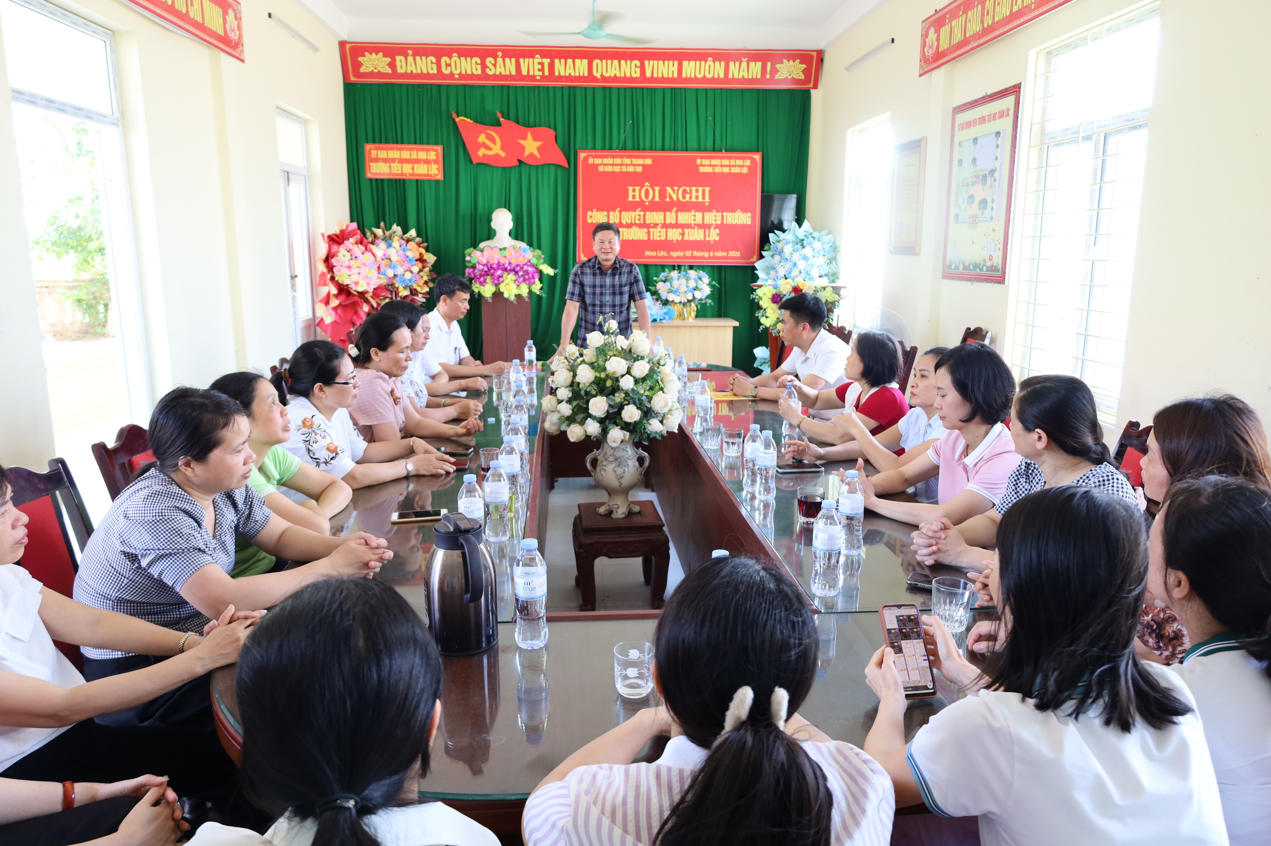 UBND xã Hoa Lộc công bố quyết định bổ nhiệm Hiệu trưởng Trường tiểu học Xuân Lộc