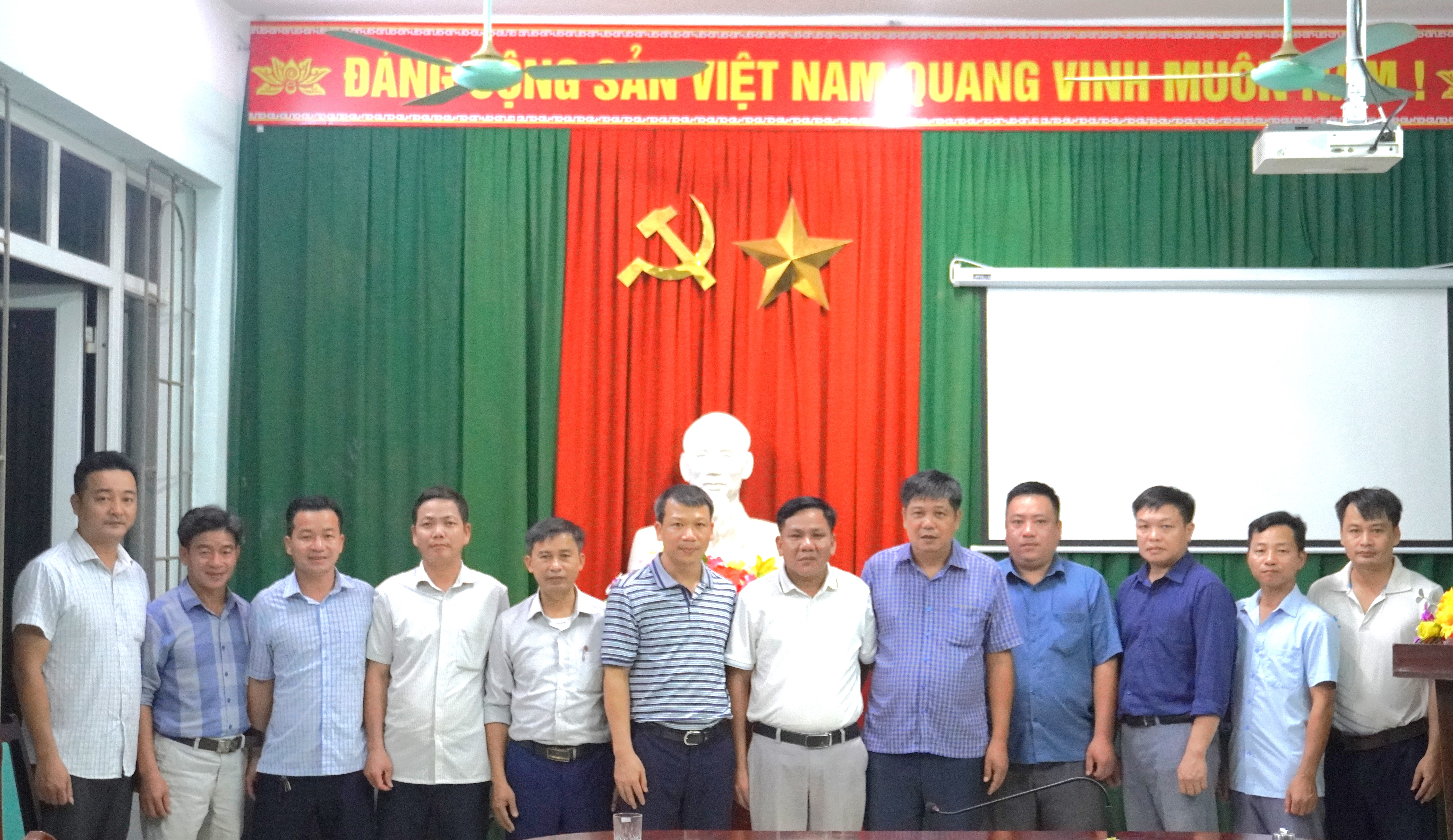 ĐỒNG CHÍ TRỊNH CAO SƠN, CHỦ TỊCH UBND XÃ HẬU LỘC, CÙNG CÁC ĐỒNG CHÍ TRONG ĐOÀN CÔNG TÁC  ĐƯA 06 ĐỒNG CHÍ CÁN BỘ NHẬN CÔNG TÁC TẠI CƠ SỞ MỚI