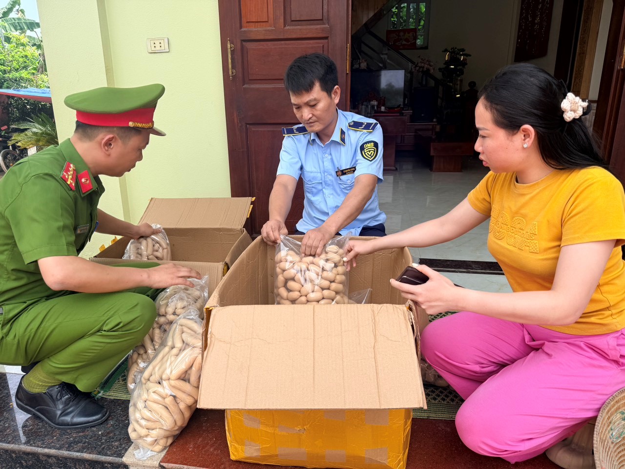 CÔNG AN XÃ HẬU LỘC PHỐI HỢP KIỂM TRA, XỬ LÝ CƠ SỞ KINH DOANH THỰC PHẨM KHÔNG RÕ NGUỒN GỐC