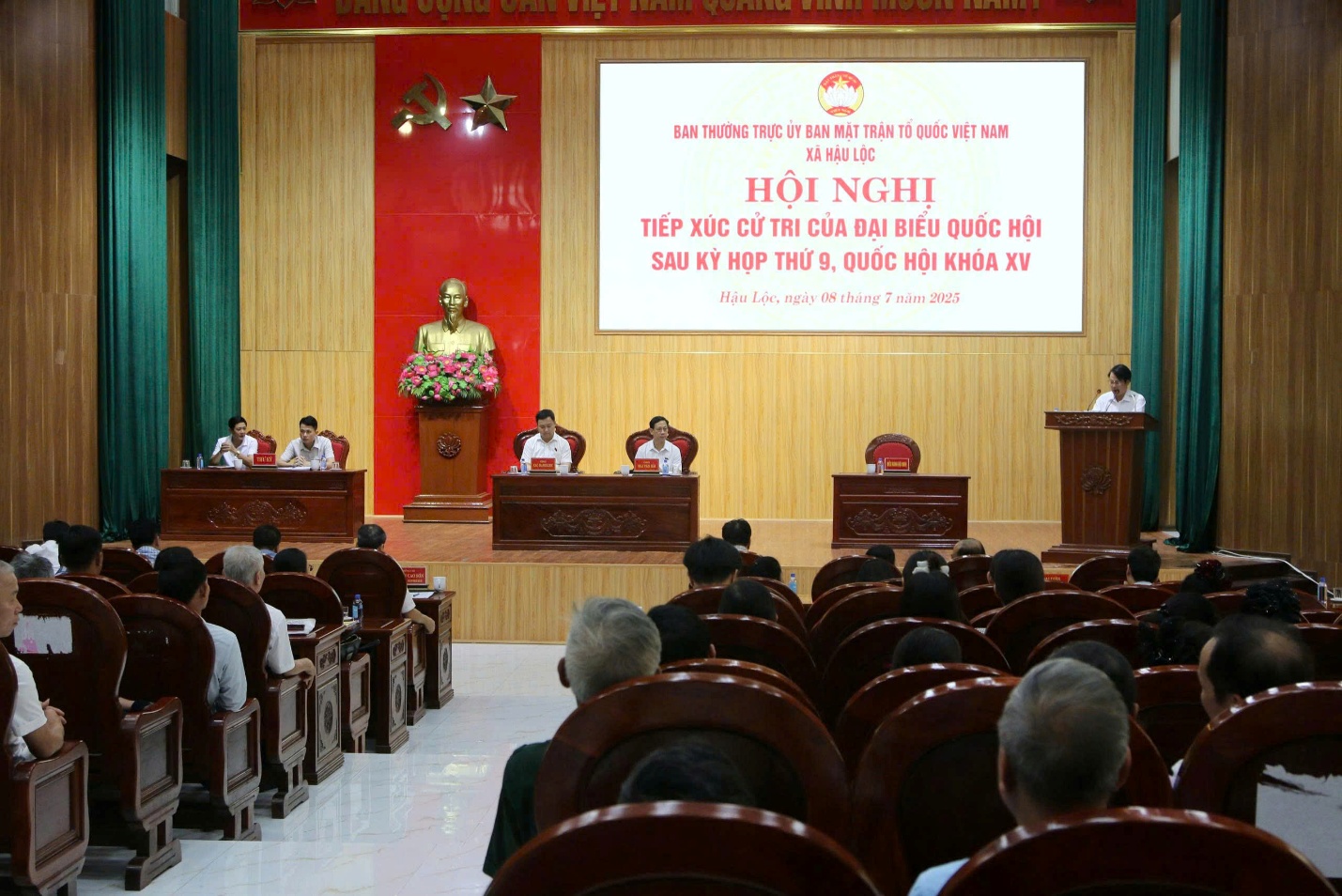 Ảnh có chứa trong nhà, tòa nhà, Phòng họp, văn bản
Nội dung do AI tạo ra có thể không chính xác.