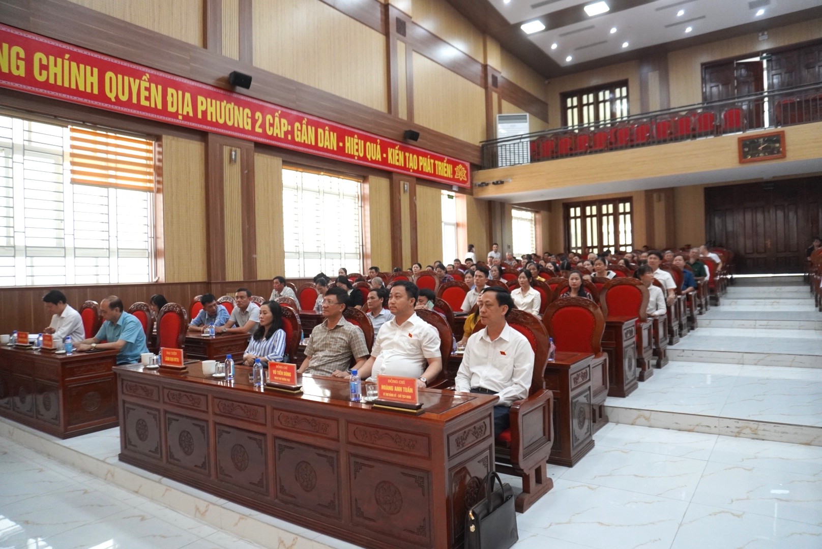 Ảnh có chứa trang phục, trong nhà, đồ đạc, người
Nội dung do AI tạo ra có thể không chính xác.