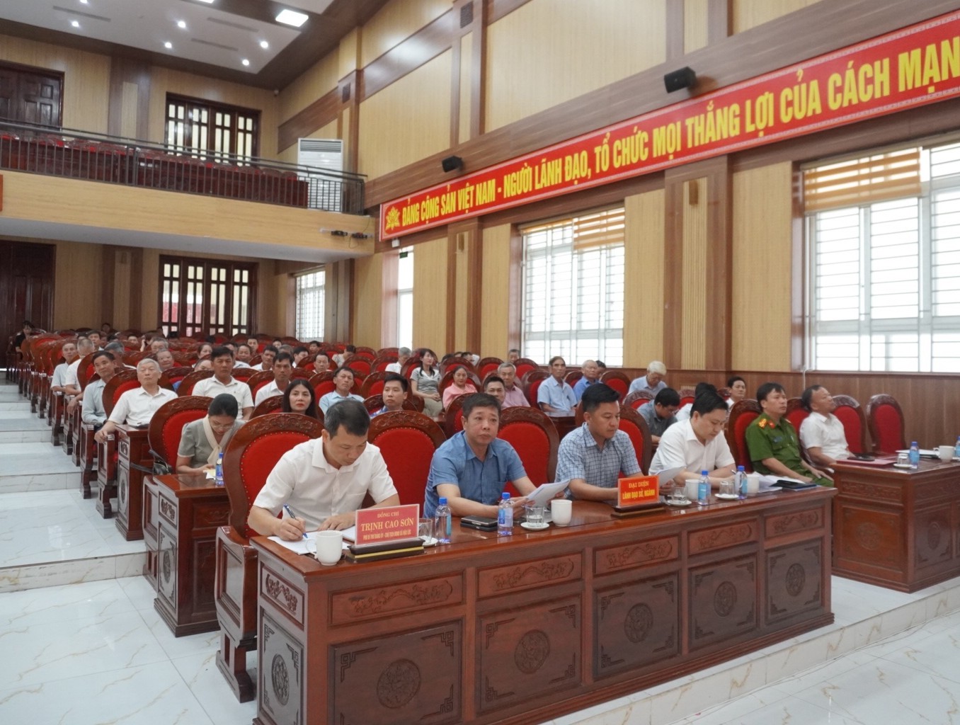 Ảnh có chứa trong nhà, trang phục, đồ đạc, người
Nội dung do AI tạo ra có thể không chính xác.