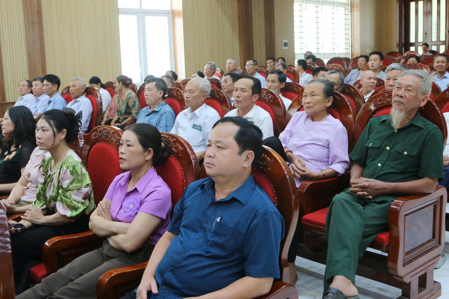 Ảnh có chứa trang phục, người, Mặt người, phụ nữ
Nội dung do AI tạo ra có thể không chính xác.