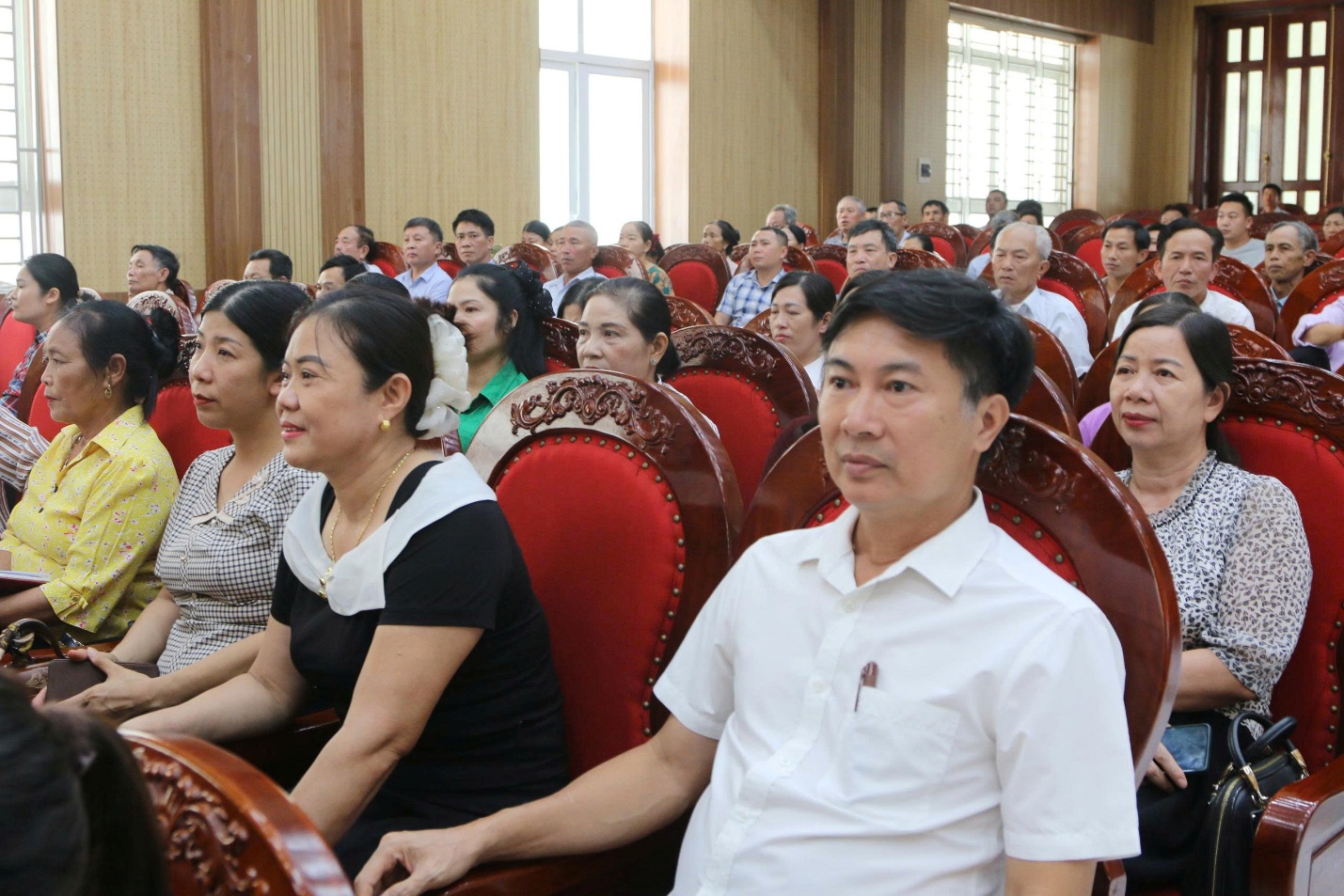 Ảnh có chứa trang phục, người, Mặt người, đàn ông
Nội dung do AI tạo ra có thể không chính xác.