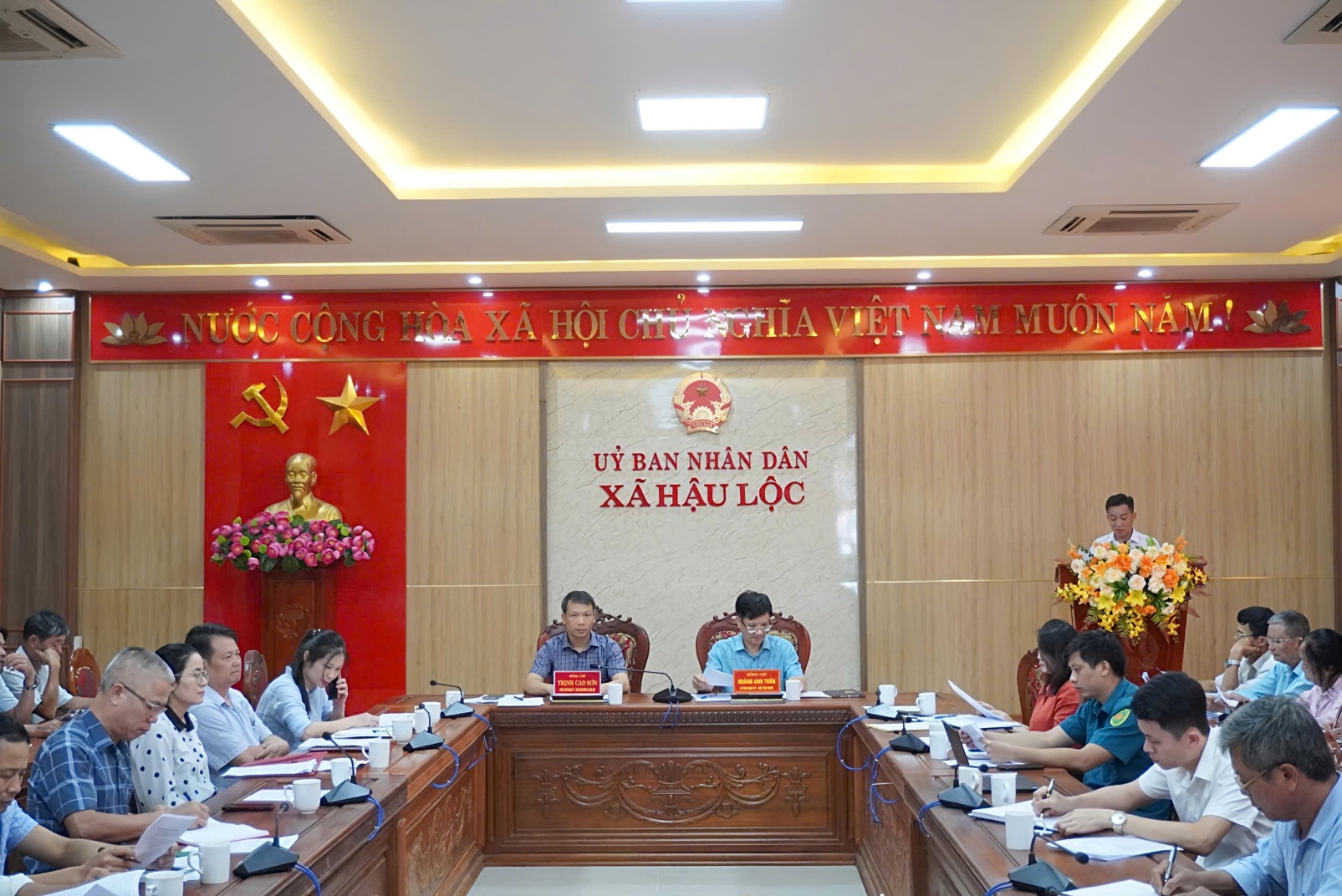 Ảnh có chứa trong nhà, tường, trang phục, bàn
Nội dung do AI tạo ra có thể không chính xác.
