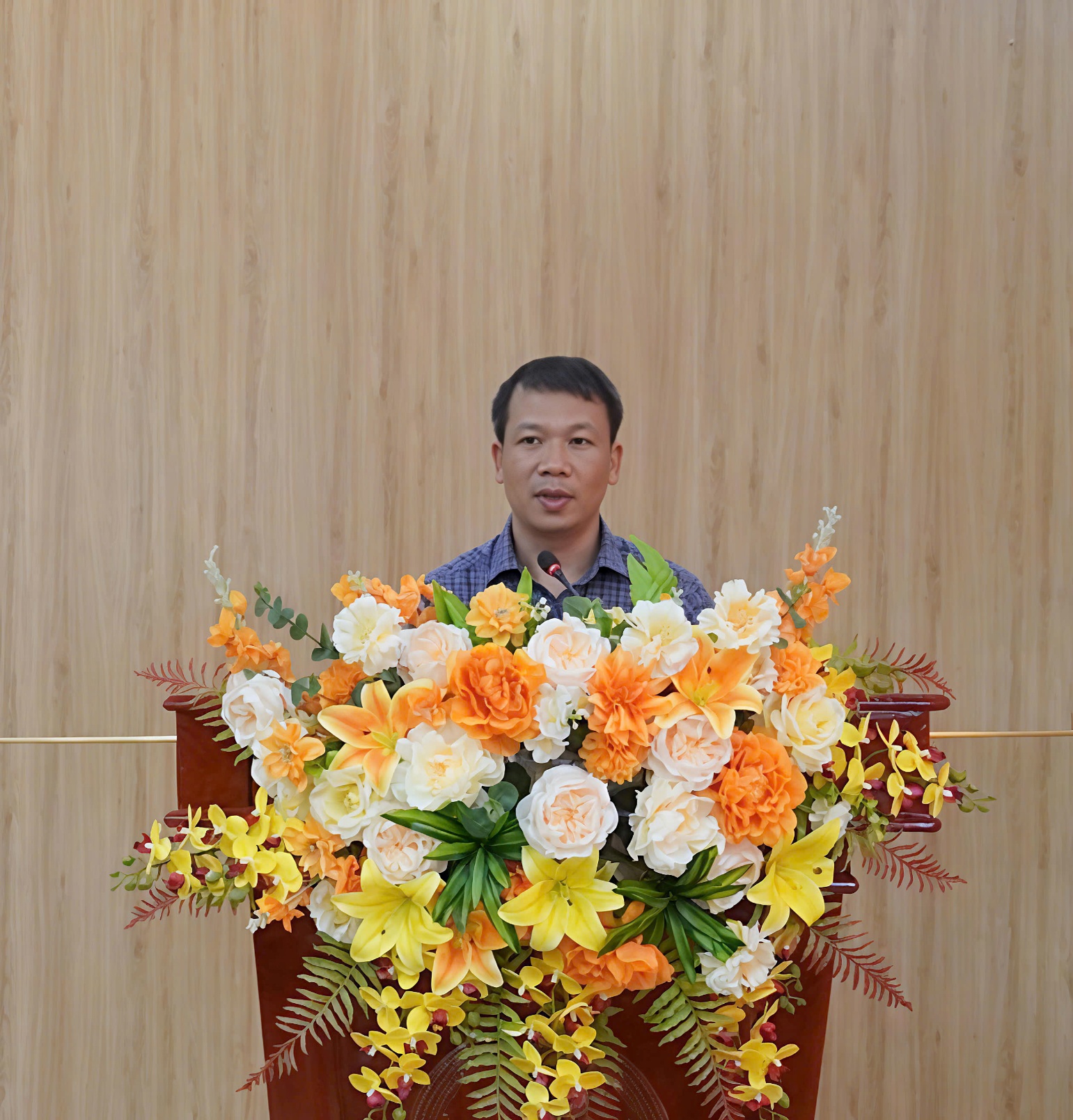 Ảnh có chứa Cắm hoa, Nghề bán hoa, Thiết kế hoa cỏ, Hoa cắt cắm
Nội dung do AI tạo ra có thể không chính xác.