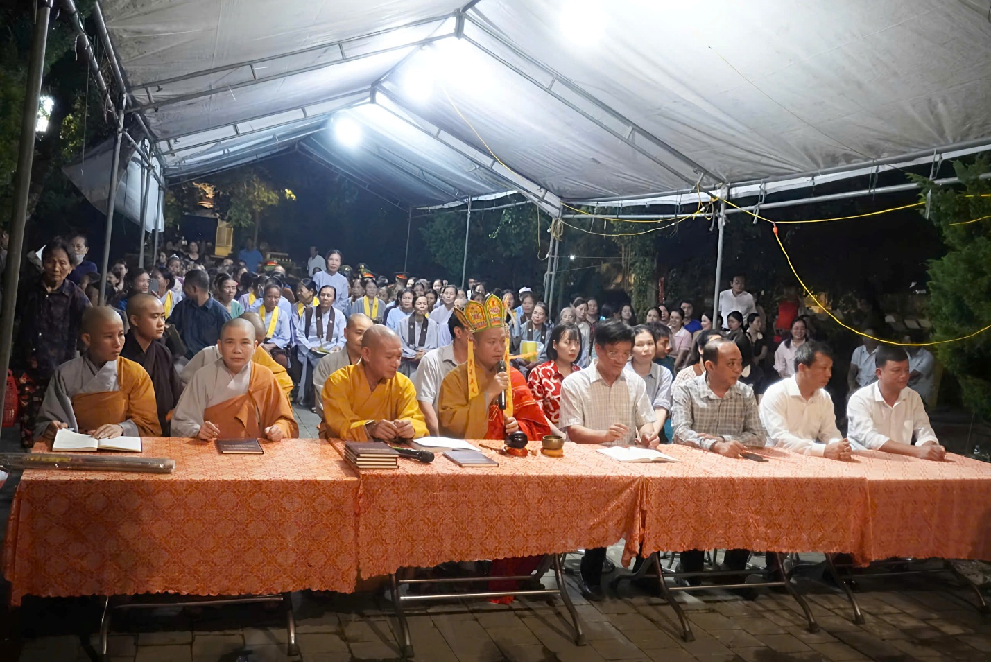 Ảnh có chứa người, trang phục, con người, nhóm
Nội dung do AI tạo ra có thể không chính xác.