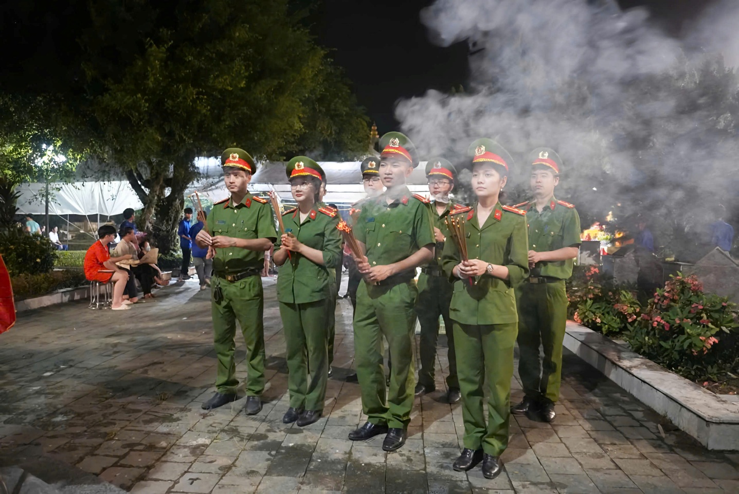 Ảnh có chứa trang phục, người, ngoài trời, đàn ông
Nội dung do AI tạo ra có thể không chính xác.
