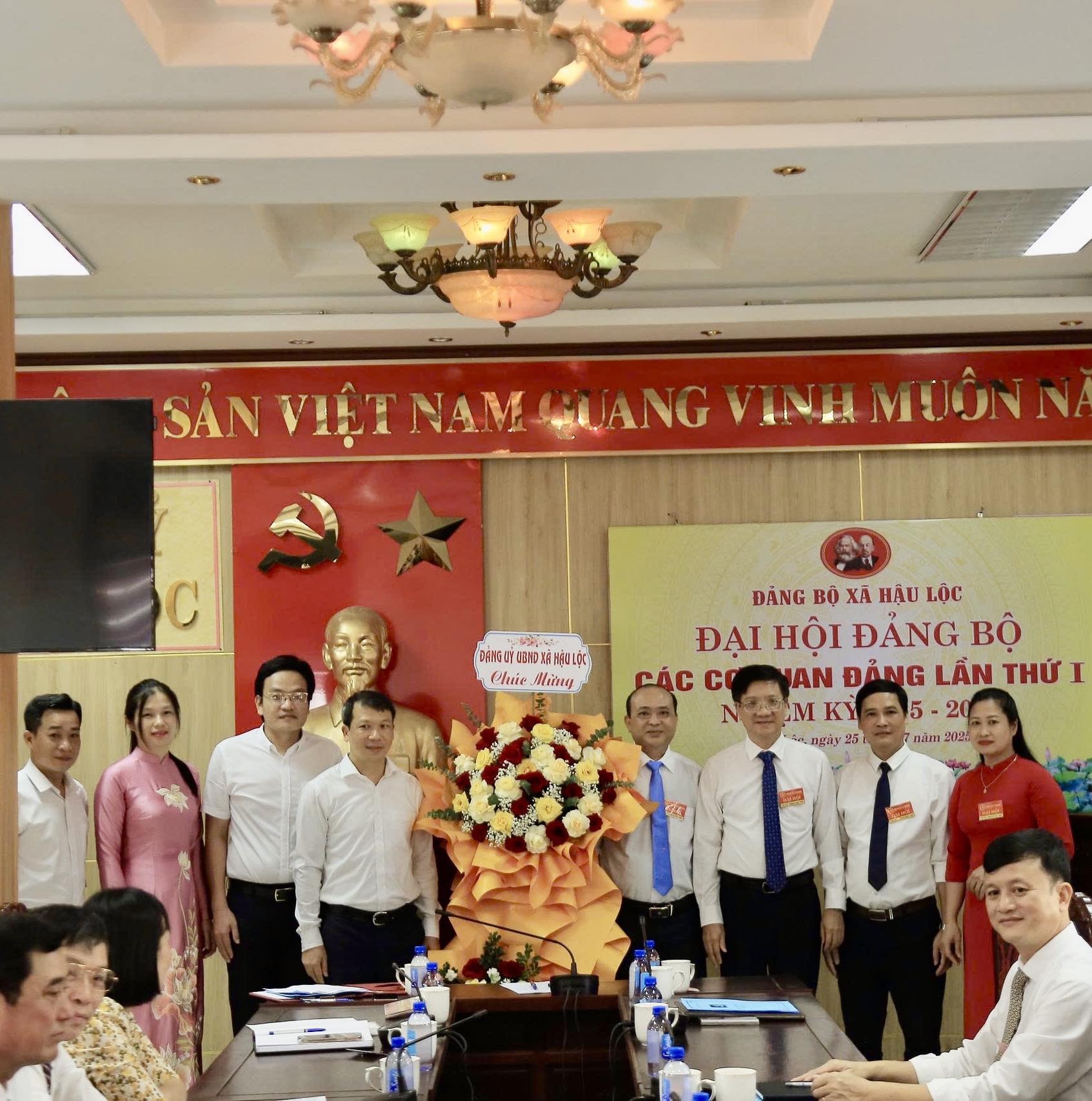 Ảnh có chứa trang phục, đàn ông, người, trong nhà
Nội dung do AI tạo ra có thể không chính xác.