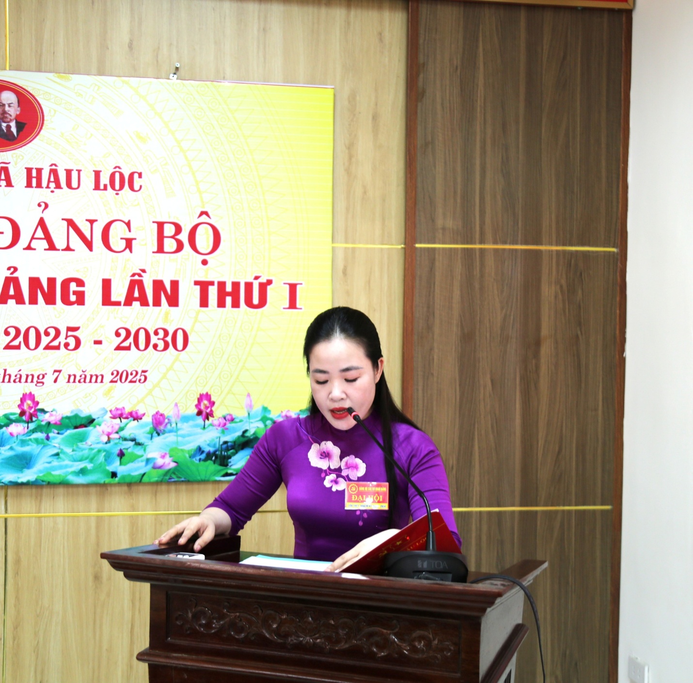 Ảnh có chứa Mặt người, văn bản, trang phục, người
Nội dung do AI tạo ra có thể không chính xác.