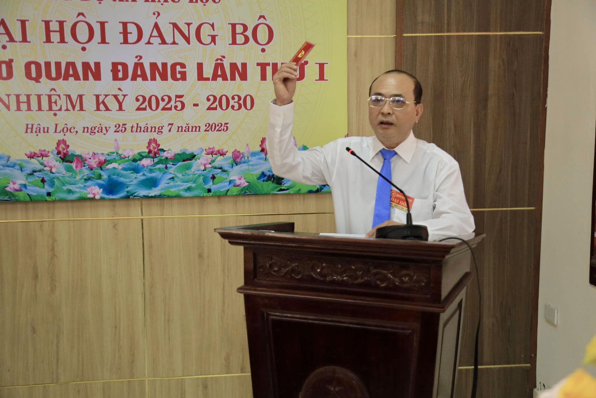 Ảnh có chứa Mặt người, trang phục, người, trong nhà
Nội dung do AI tạo ra có thể không chính xác.