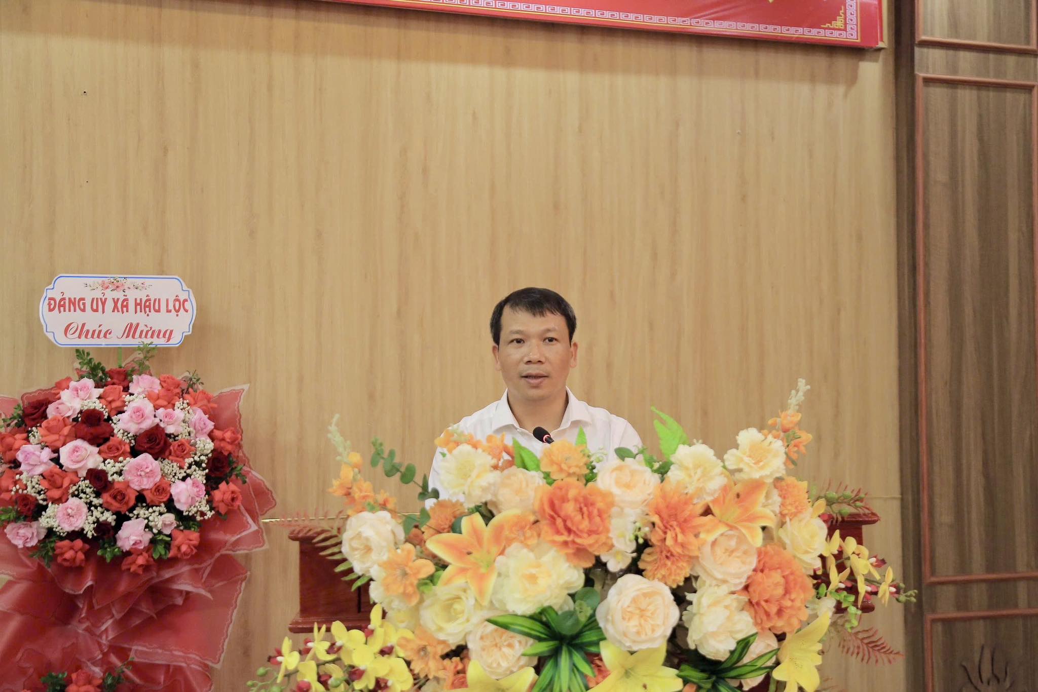 Ảnh có chứa Cắm hoa, Nghề bán hoa, bó hoa, Hoa cắt cắm
Nội dung do AI tạo ra có thể không chính xác.