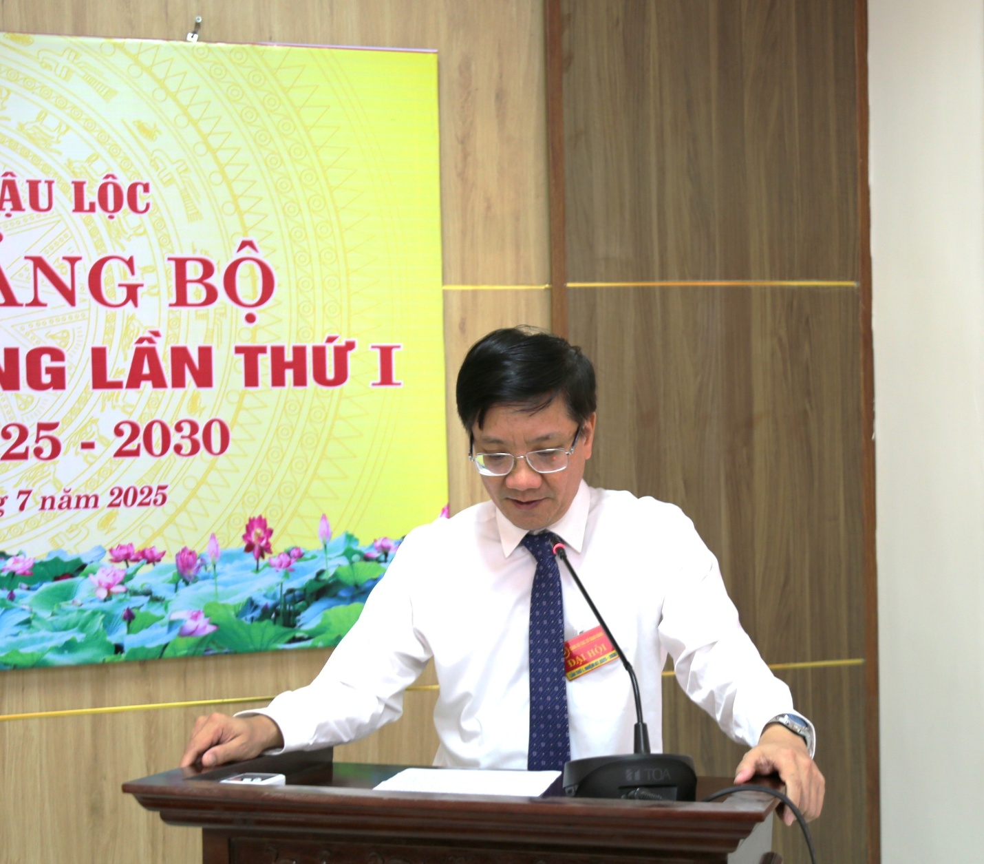 Ảnh có chứa trang phục, người, Mặt người, văn bản
Nội dung do AI tạo ra có thể không chính xác.