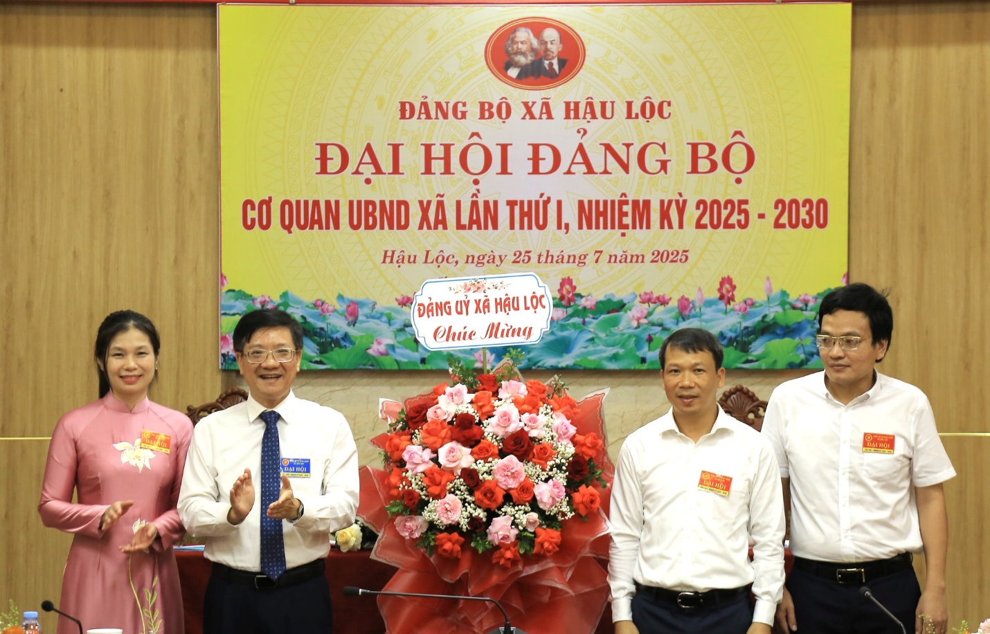 Ảnh có chứa trang phục, người, hoa, đàn ông
Nội dung do AI tạo ra có thể không chính xác.