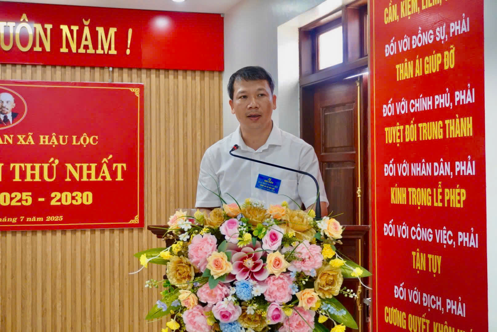 Ảnh có chứa văn bản, hoa, biển hiệu, trang phục
Nội dung do AI tạo ra có thể không chính xác.